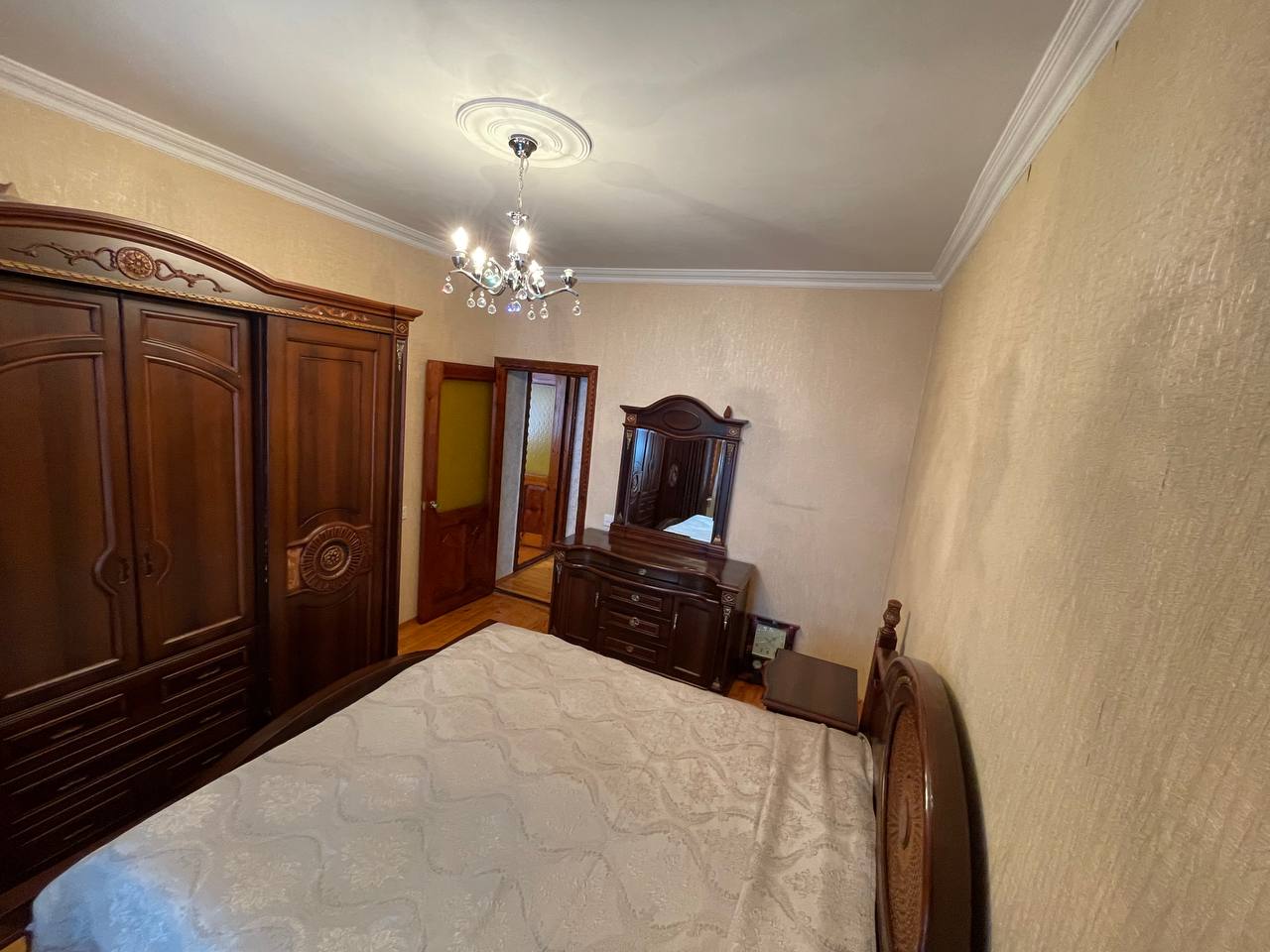 Xalqlar metrosuna yaxın otaq yoldaşı axtarılır