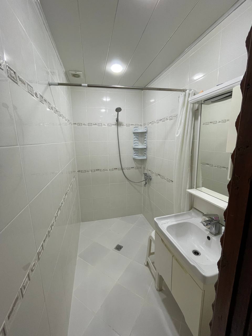 Xalqlar metrosuna yaxın otaq yoldaşı axtarılır