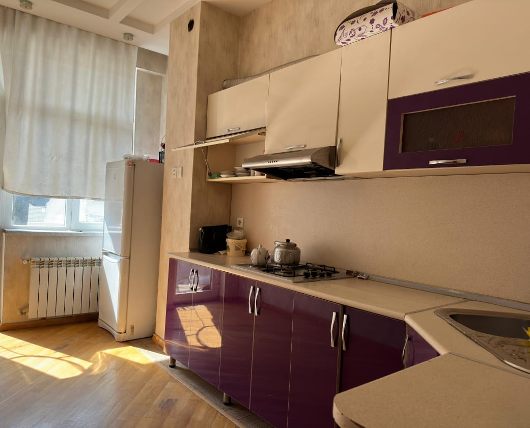 Təcili bugunə bir nəfər işləyən xanım otaq yoldaşı axtarılır