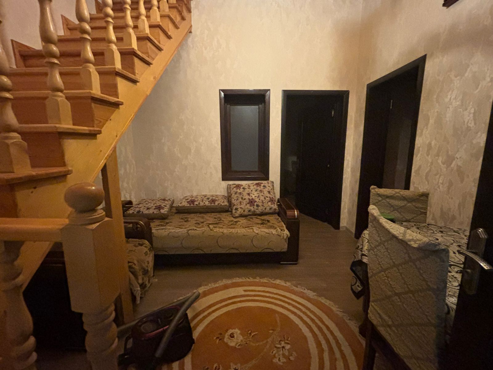 Təcili bugunə bir nəfər işləyən xanım yada tələbə qız otaq yoldaşı axtarılır