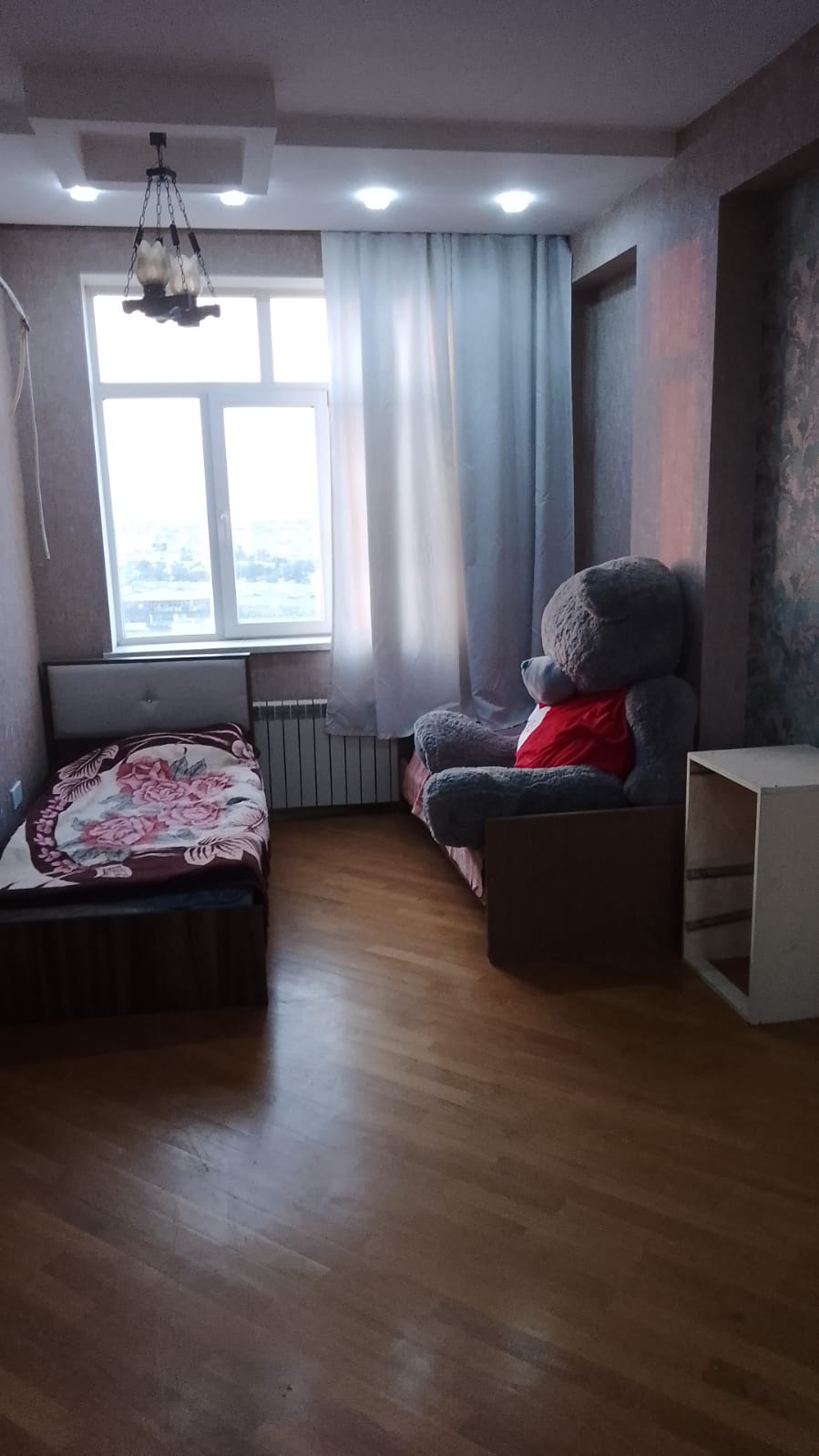 Təcili bugunə bir nəfər işləyən xanım otaq yoldaşı axtarılır