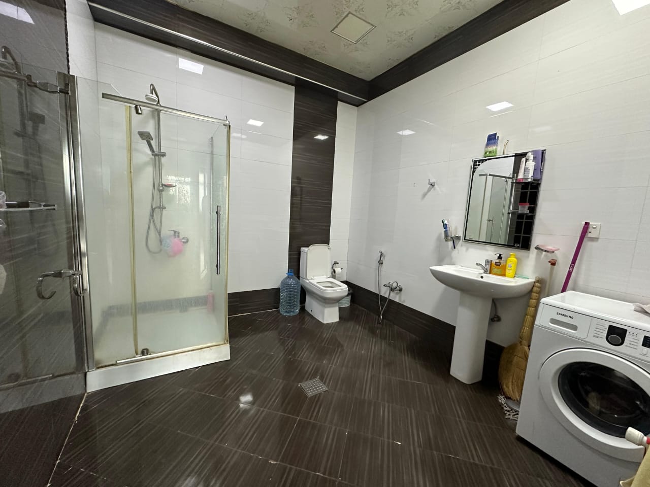 Təcili bugunə bir nəfər işləyən xanım otaq yoldaşı axtarılır