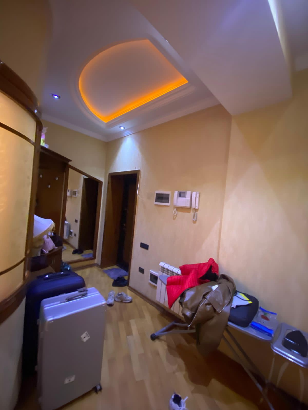 Təcili bugunə bir nəfər işləyən xanım otaq yoldaşı axtarilir