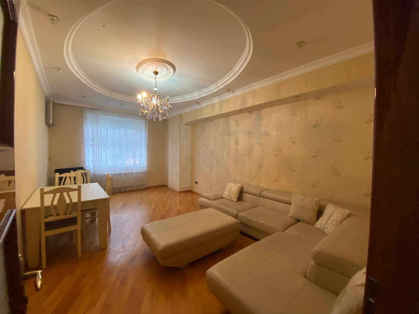 Təcili bugunə bir nəfər işləyən xanım otaq yoldaşı axtarilir