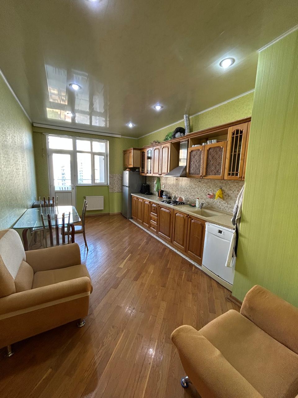 Təcili bugunə bir nəfər işləyən xanım otaq yoldaşı axtarılır