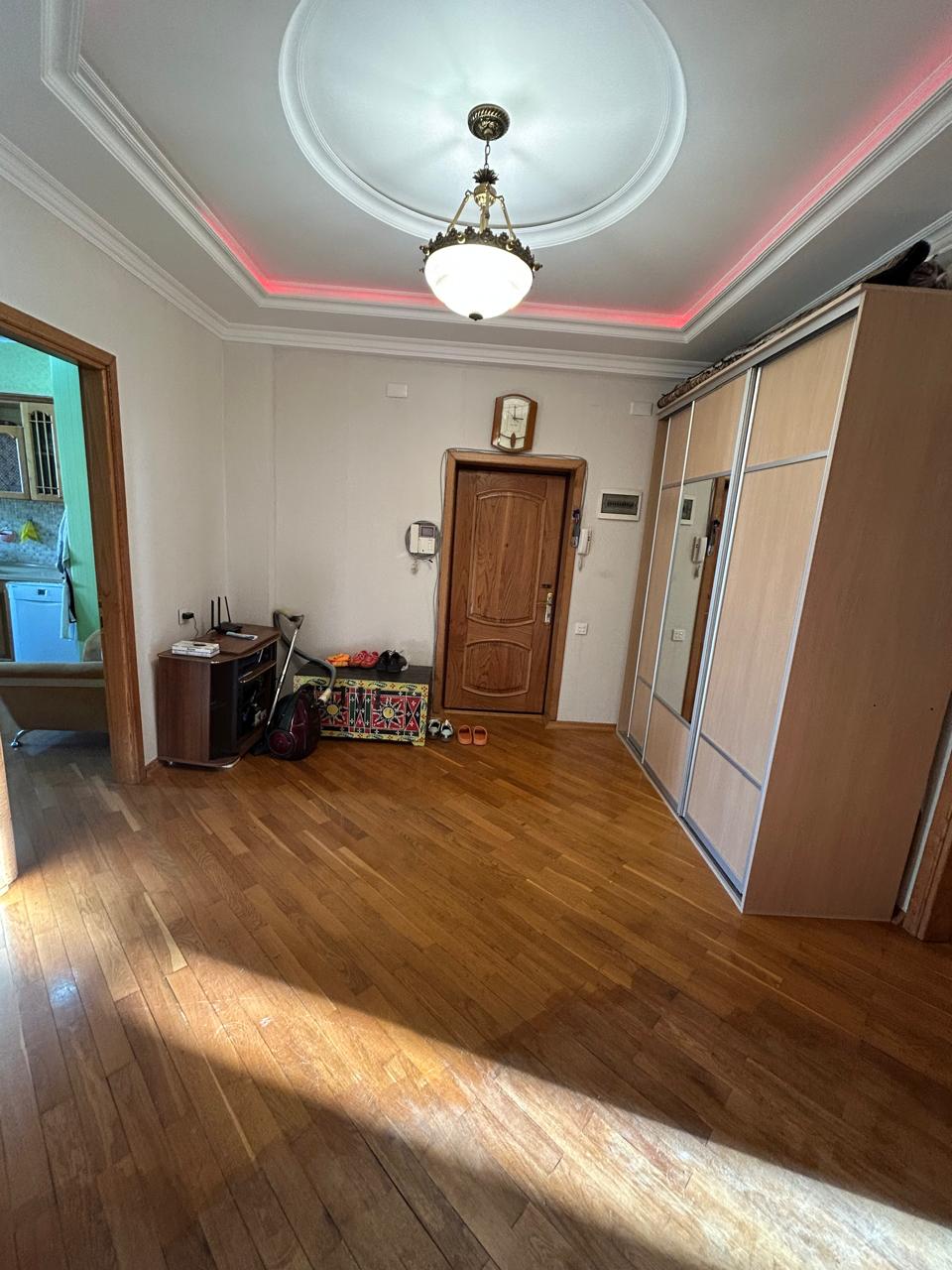 Təcili bugunə bir nəfər işləyən xanım otaq yoldaşı axtarılır