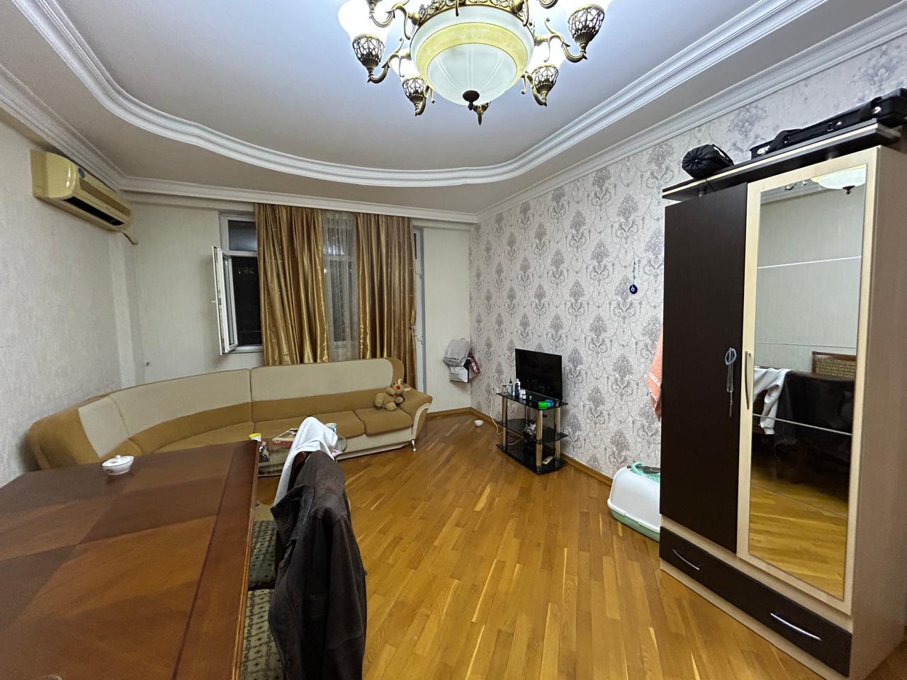 Təcili bugunə bir nəfər işləyən xanım otaq yoldaşı axtarılır