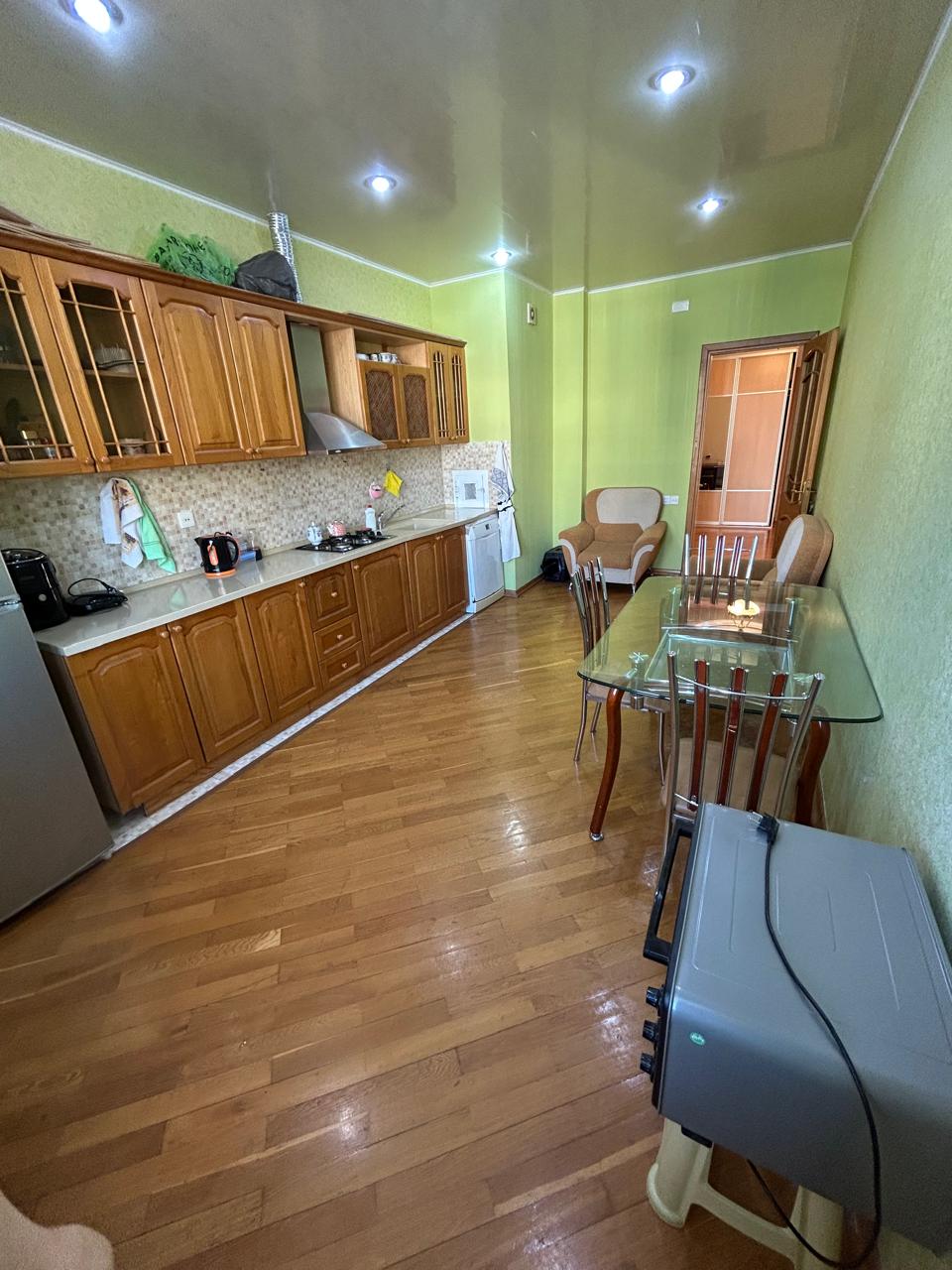 Təcili bugunə bir nəfər işləyən xanım otaq yoldaşı axtarılır