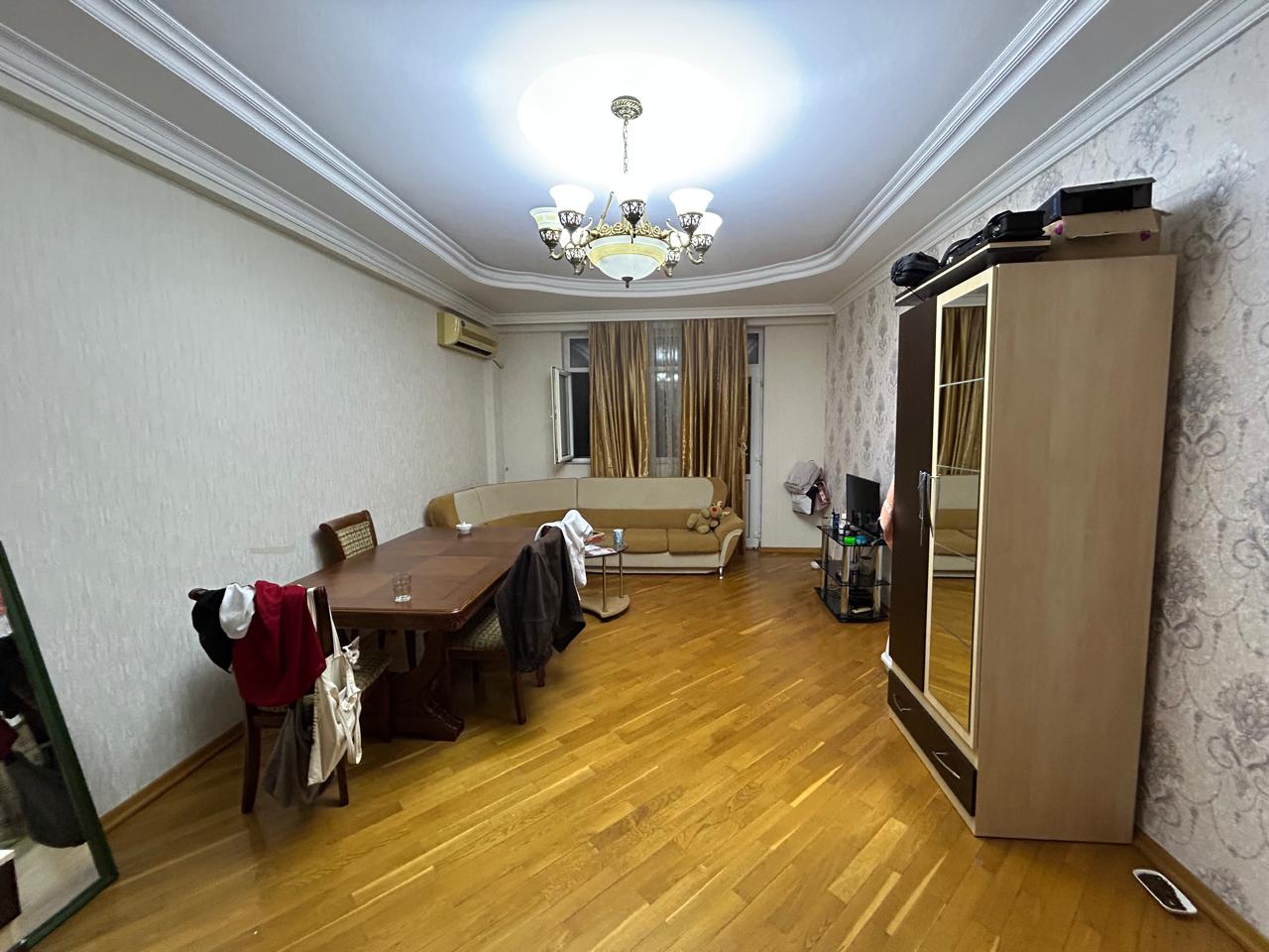 Təcili bugunə bir nəfər işləyən xanım otaq yoldaşı axtarılır