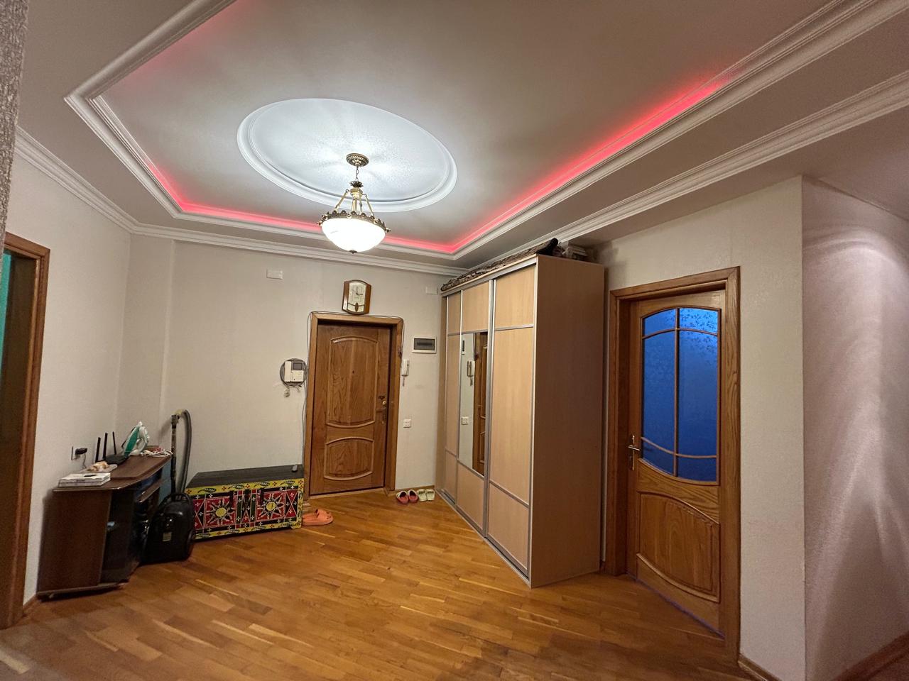 Təcili bugunə bir nəfər işləyən xanım otaq yoldaşı axtarılır