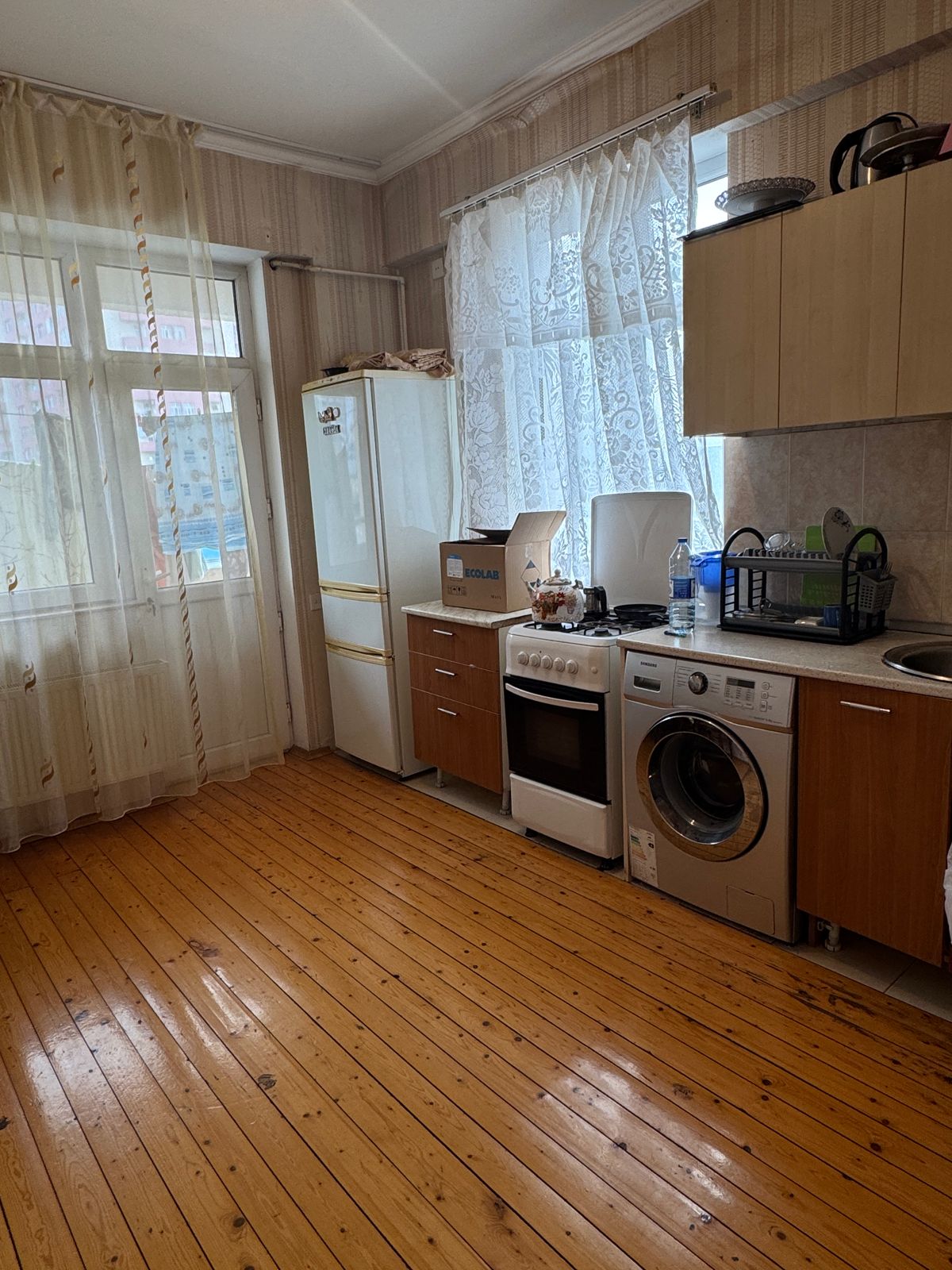 Təcili bugunə bir nəfər işləyən xanım otaq yoldaşı axtarılır