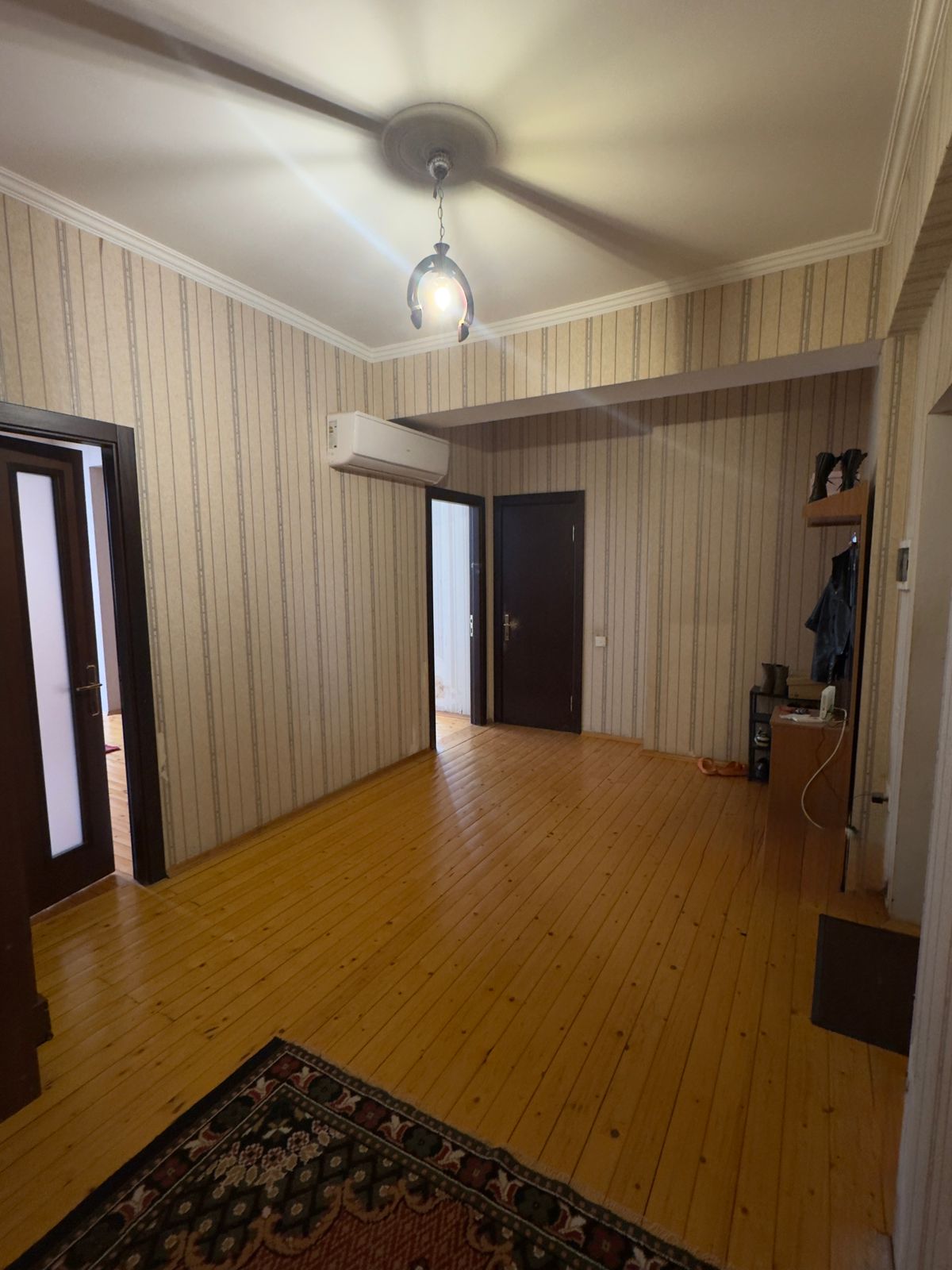 Təcili bugunə bir nəfər işləyən xanım otaq yoldaşı axtarılır