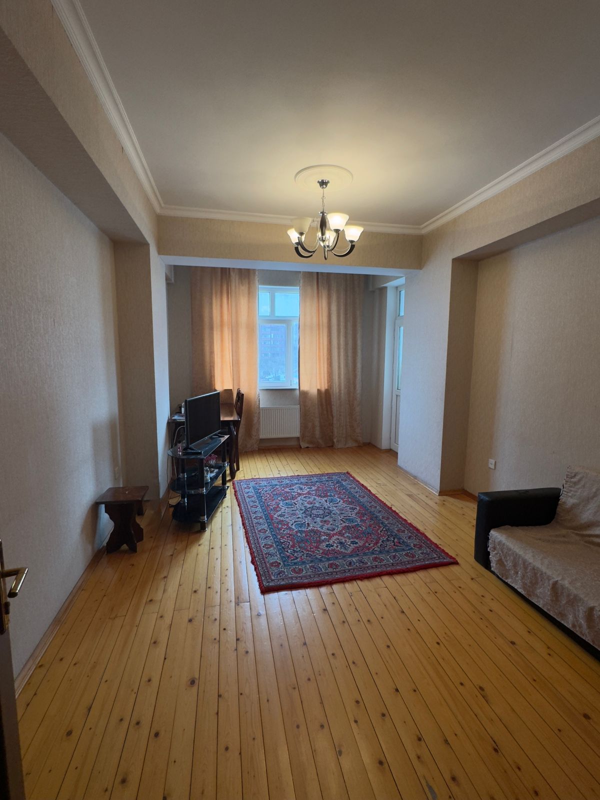 Təcili bugunə bir nəfər işləyən xanım otaq yoldaşı axtarılır