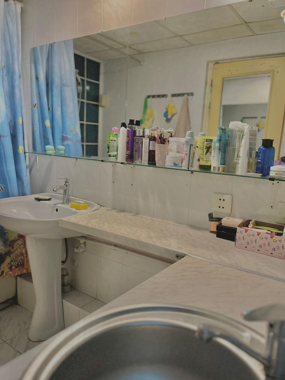 Qız otaq yoldaşı axtarılır