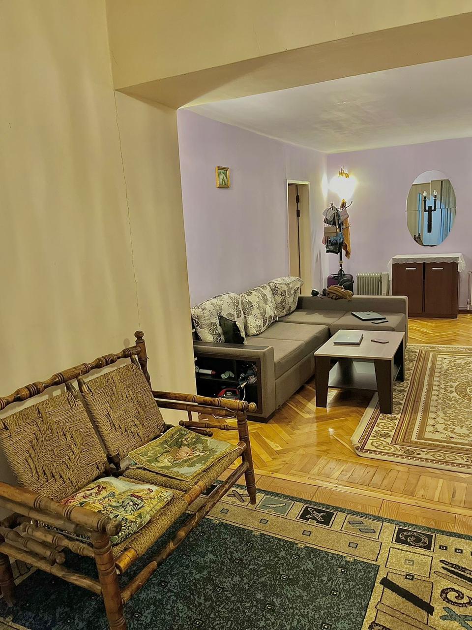 Qız otaq yoldaşı axtarılır