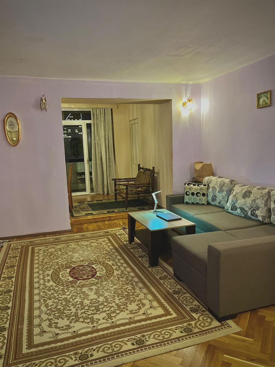 Qız otaq yoldaşı axtarılır