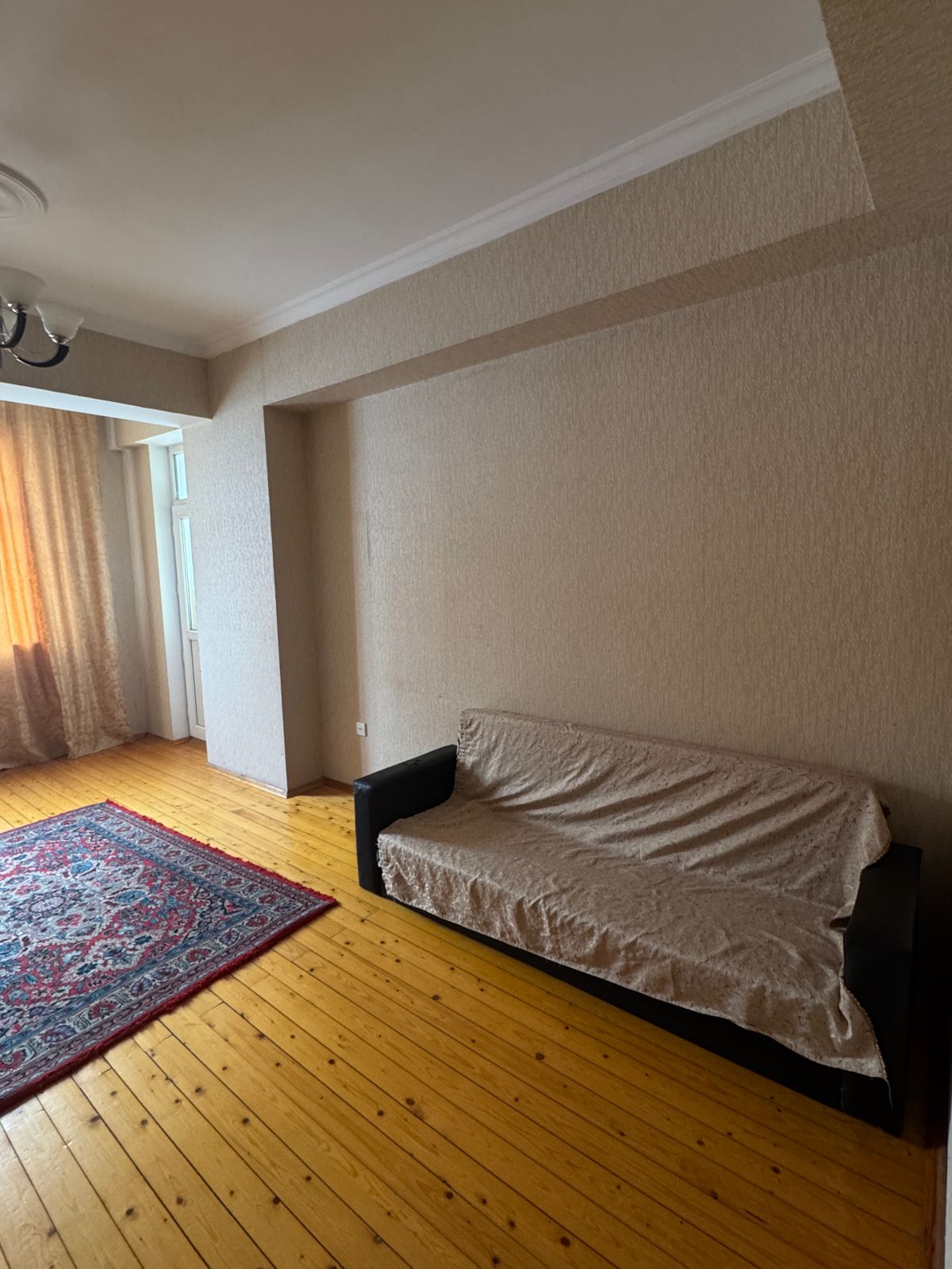 Təcili bugunə bir nəfər işləyən xanım otaq yoldaşı axtarılır