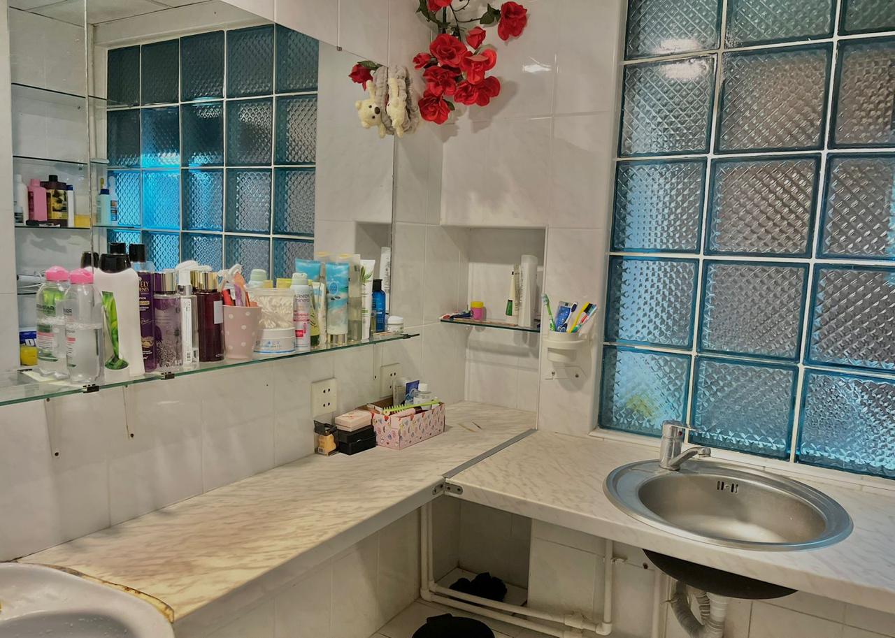 Qız otaq yoldaşı axtarılır