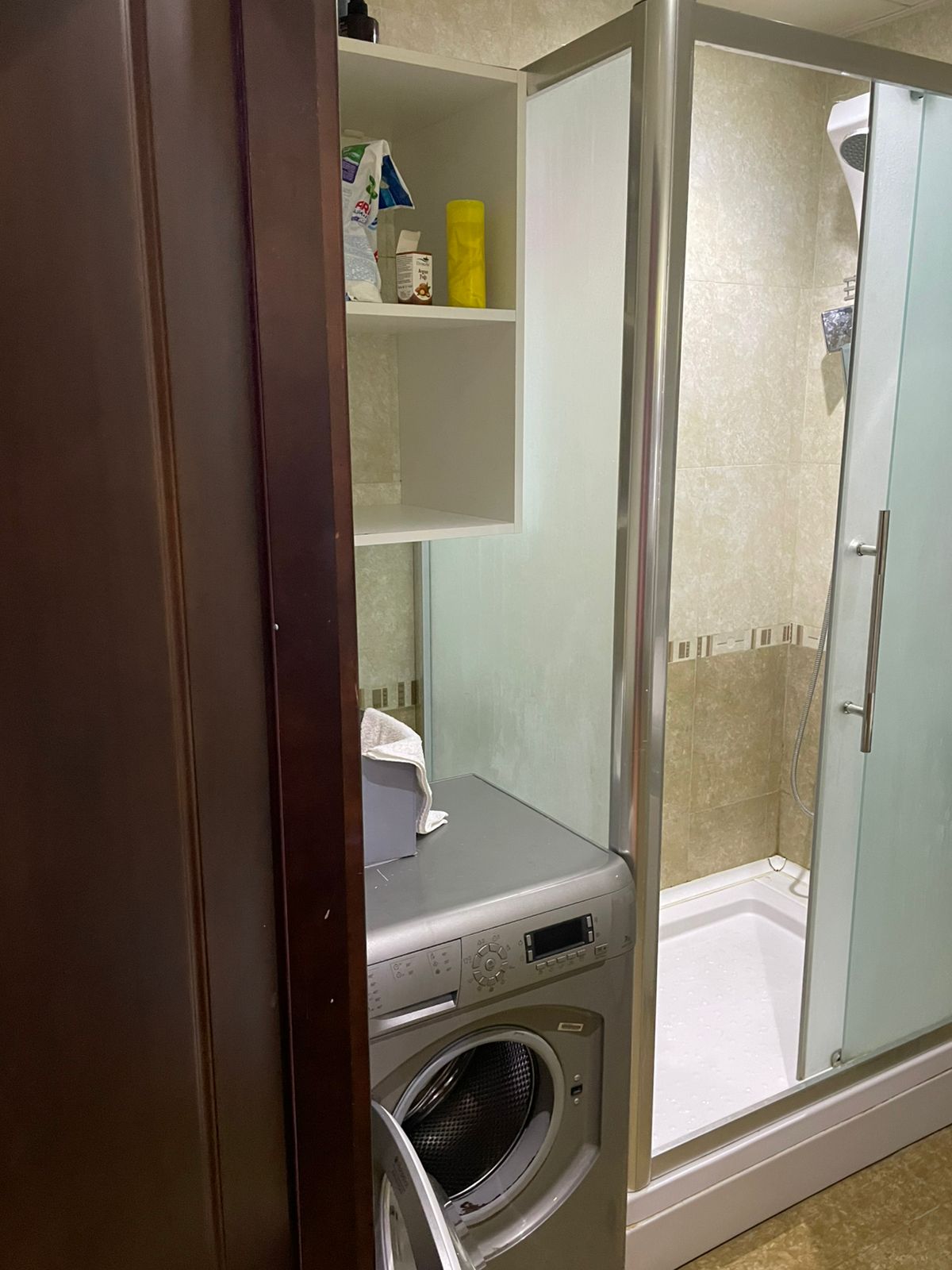 Təcili bugunə bir nəfər işləyən xanım otaq yoldaşı axtarılır