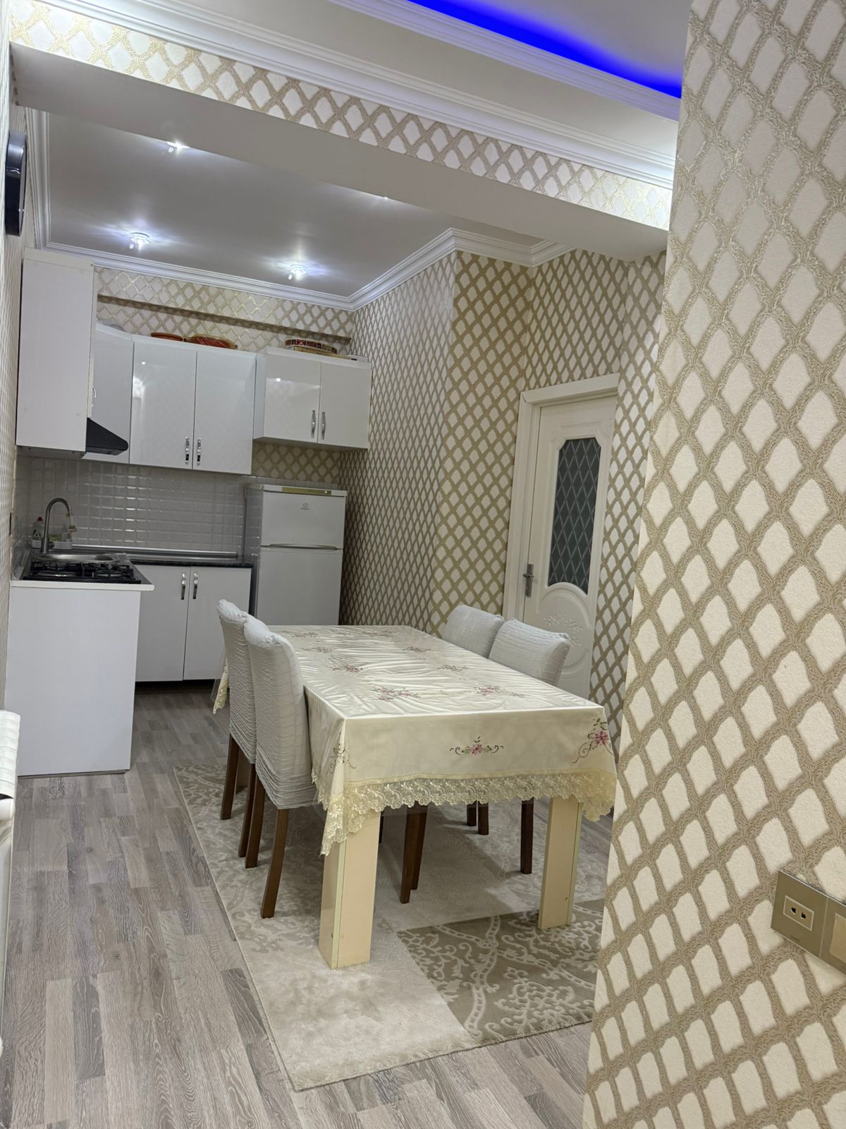 Təcili bugunə bir nəfər işləyən xanım otaq yoldaşı axtarılır