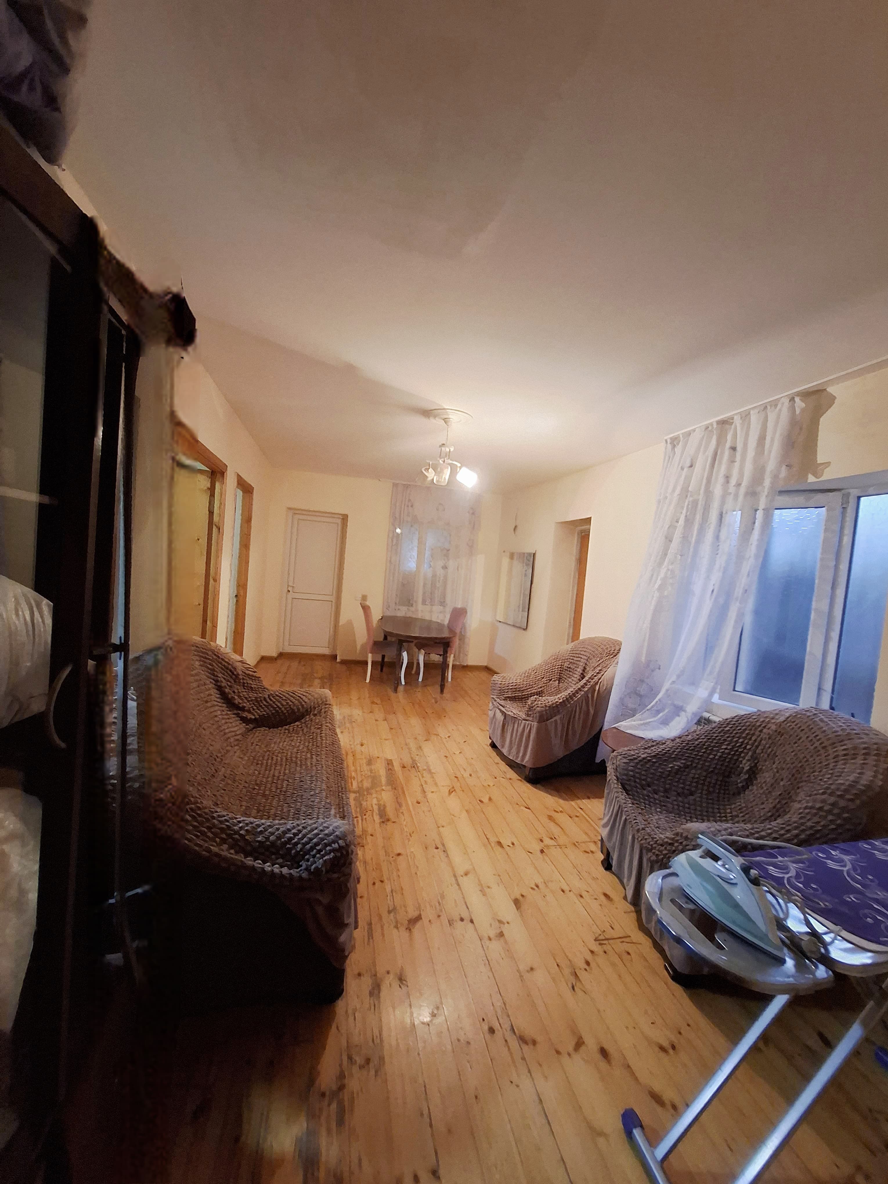 Yasamalda, ASAN Xidmətin yanında 4 otaqlı, tam şəraitli ev tələbələr üçün kirayə verilir. ✅ Qaz, su, işıq daimidir ✅ İsitmə sistemi – kombi ✅ Tam əşyalıdır ✅ Kommunal qiymətə daxildir 📍 İnşaatçılar və Elmlər metrosuna yaxın yerləşir