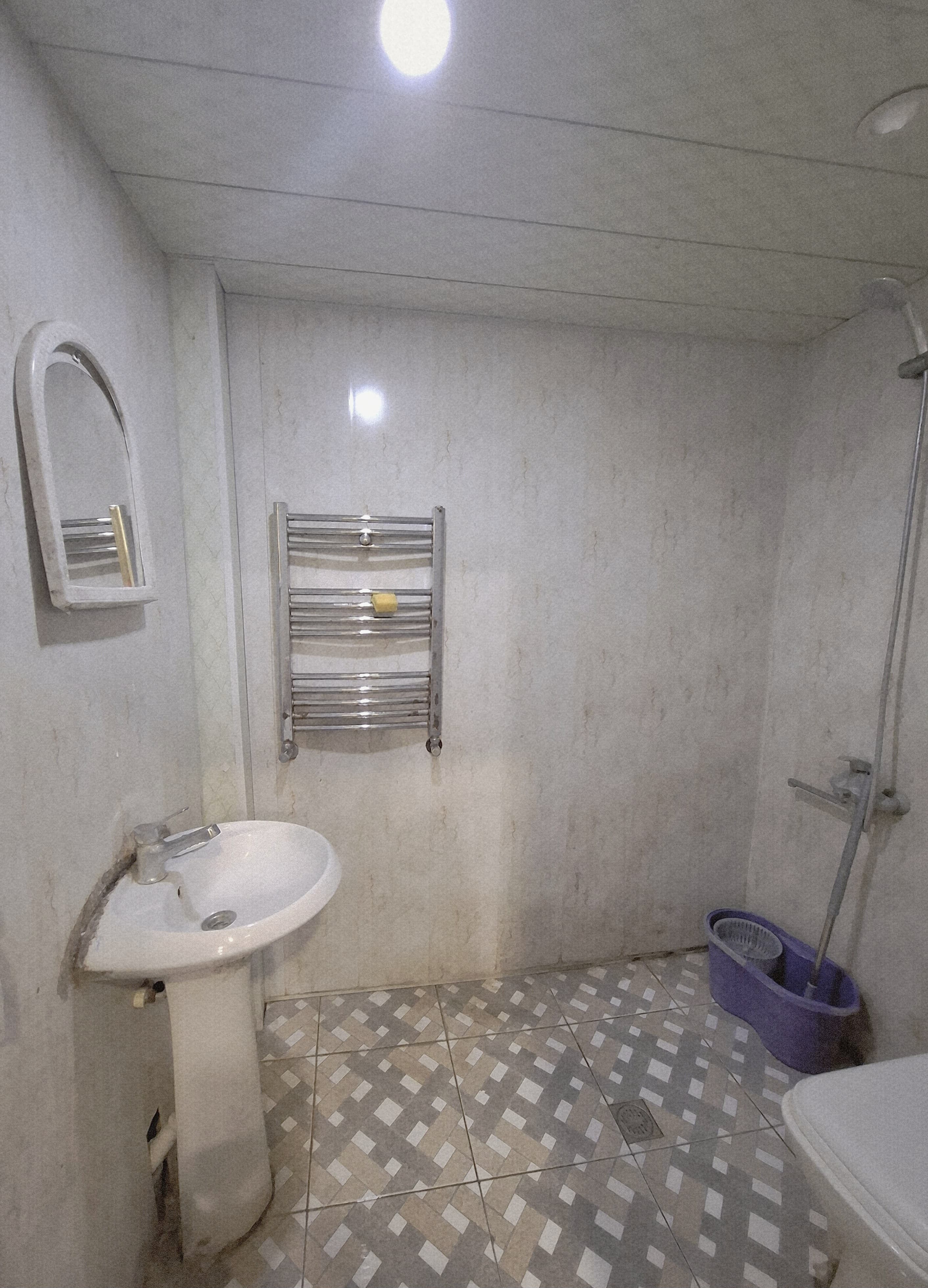 Yasamalda, ASAN Xidmətin yanında 4 otaqlı, tam şəraitli ev tələbələr üçün kirayə verilir. ✅ Qaz, su, işıq daimidir ✅ İsitmə sistemi – kombi ✅ Tam əşyalıdır ✅ Kommunal qiymətə daxildir 📍 İnşaatçılar və Elmlər metrosuna yaxın yerləşir