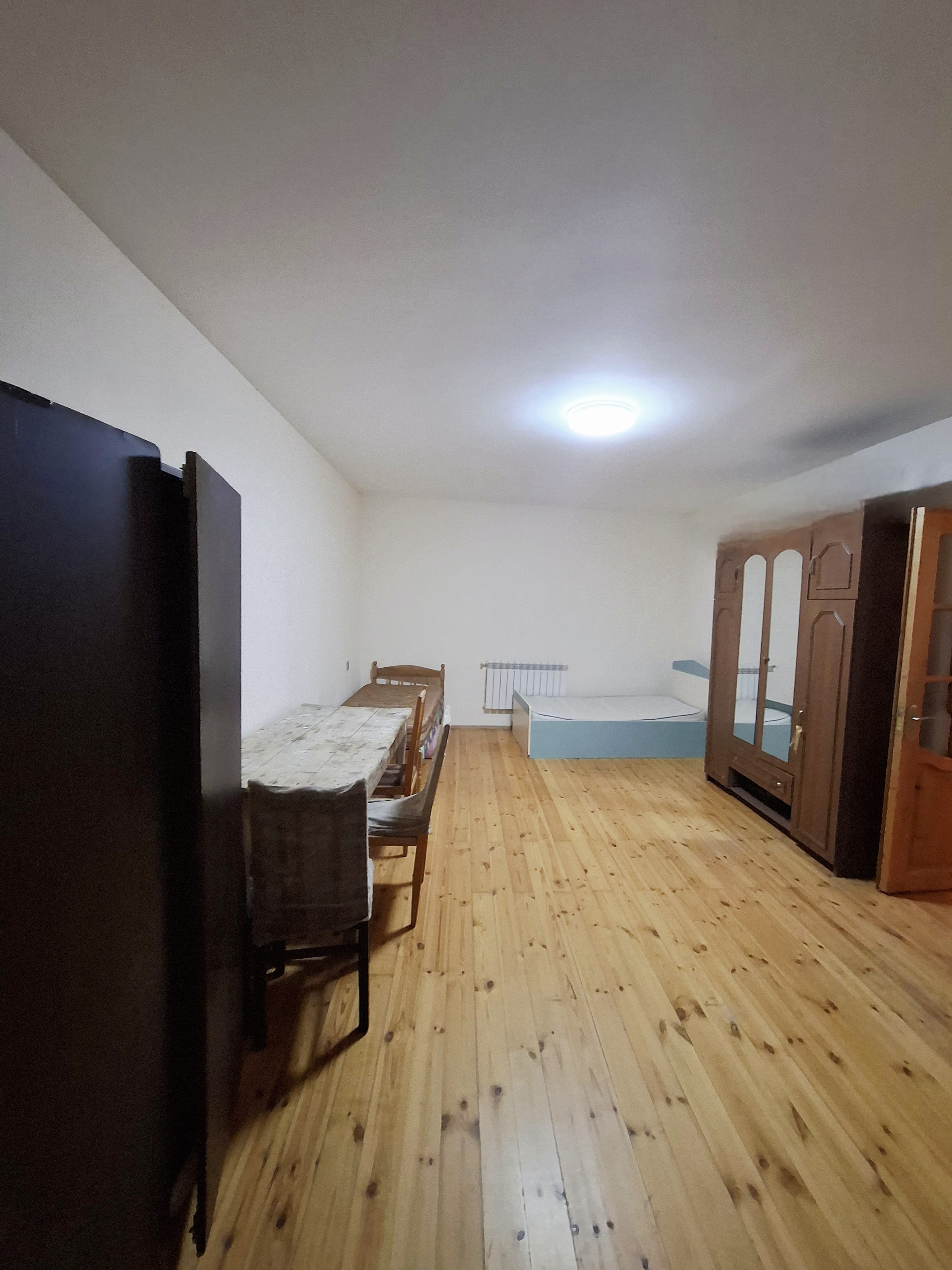 Yasamalda, ASAN Xidmətin yanında 4 otaqlı, tam şəraitli ev tələbələr üçün kirayə verilir. ✅ Qaz, su, işıq daimidir ✅ İsitmə sistemi – kombi ✅ Tam əşyalıdır ✅ Kommunal qiymətə daxildir 📍 İnşaatçılar və Elmlər metrosuna yaxın yerləşir