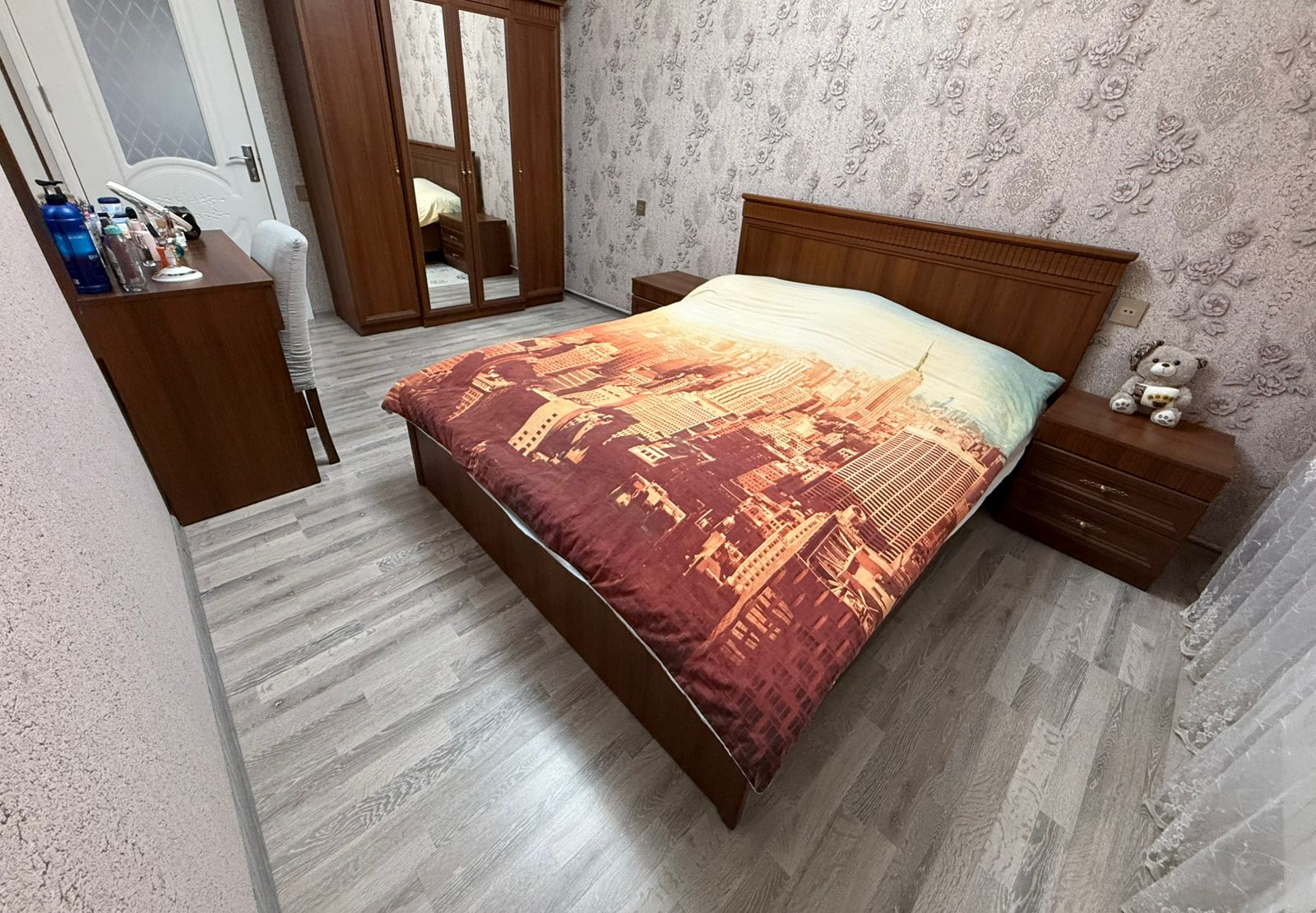 Təcili bugunə bir nəfər işləyən xanım otaq yoldaşı axtarılır