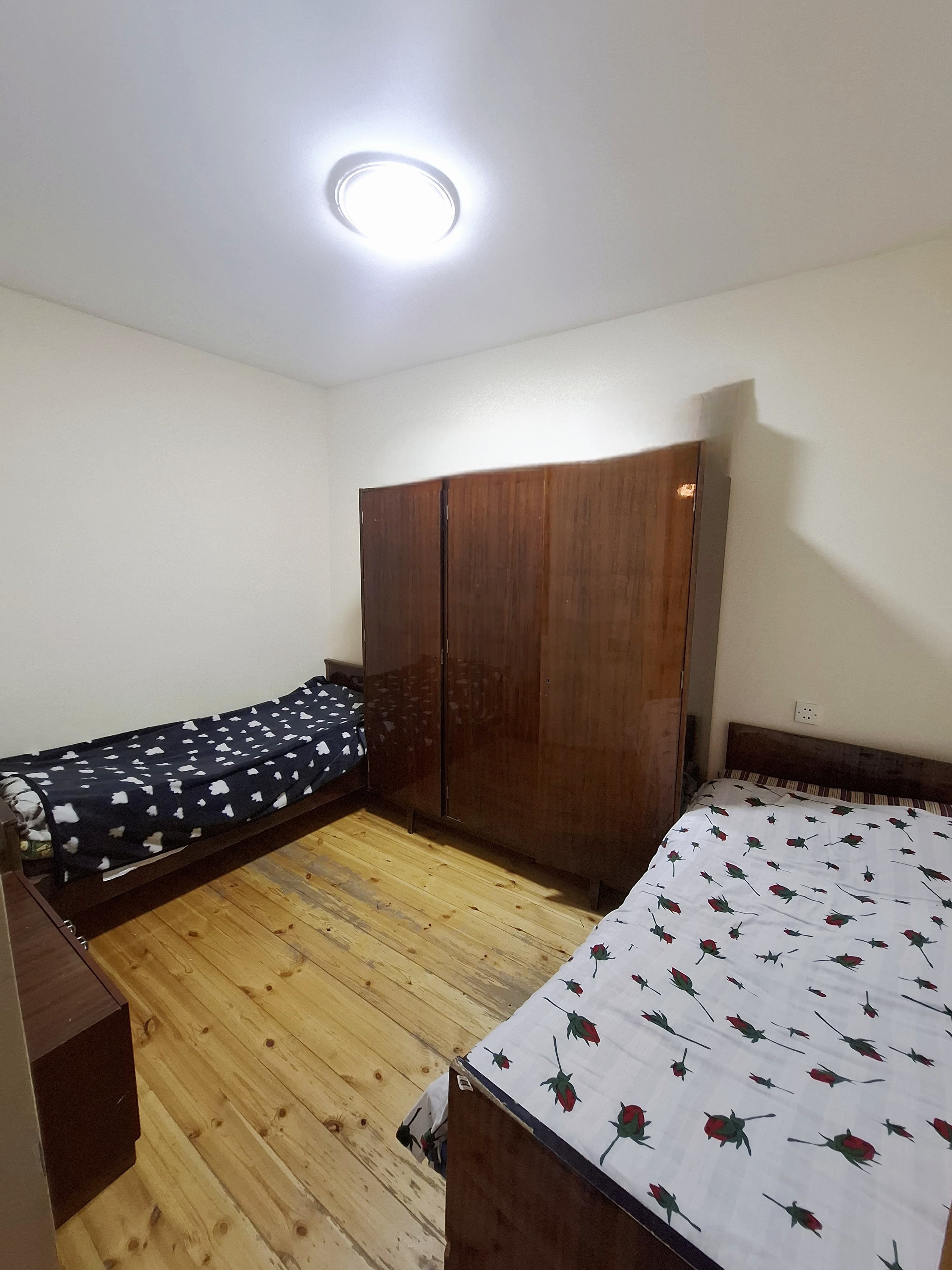 Yasamalda, ASAN Xidmətin yanında 4 otaqlı, tam şəraitli ev tələbələr üçün kirayə verilir. ✅ Qaz, su, işıq daimidir ✅ İsitmə sistemi – kombi ✅ Tam əşyalıdır ✅ Kommunal qiymətə daxildir 📍 İnşaatçılar və Elmlər metrosuna yaxın yerləşir