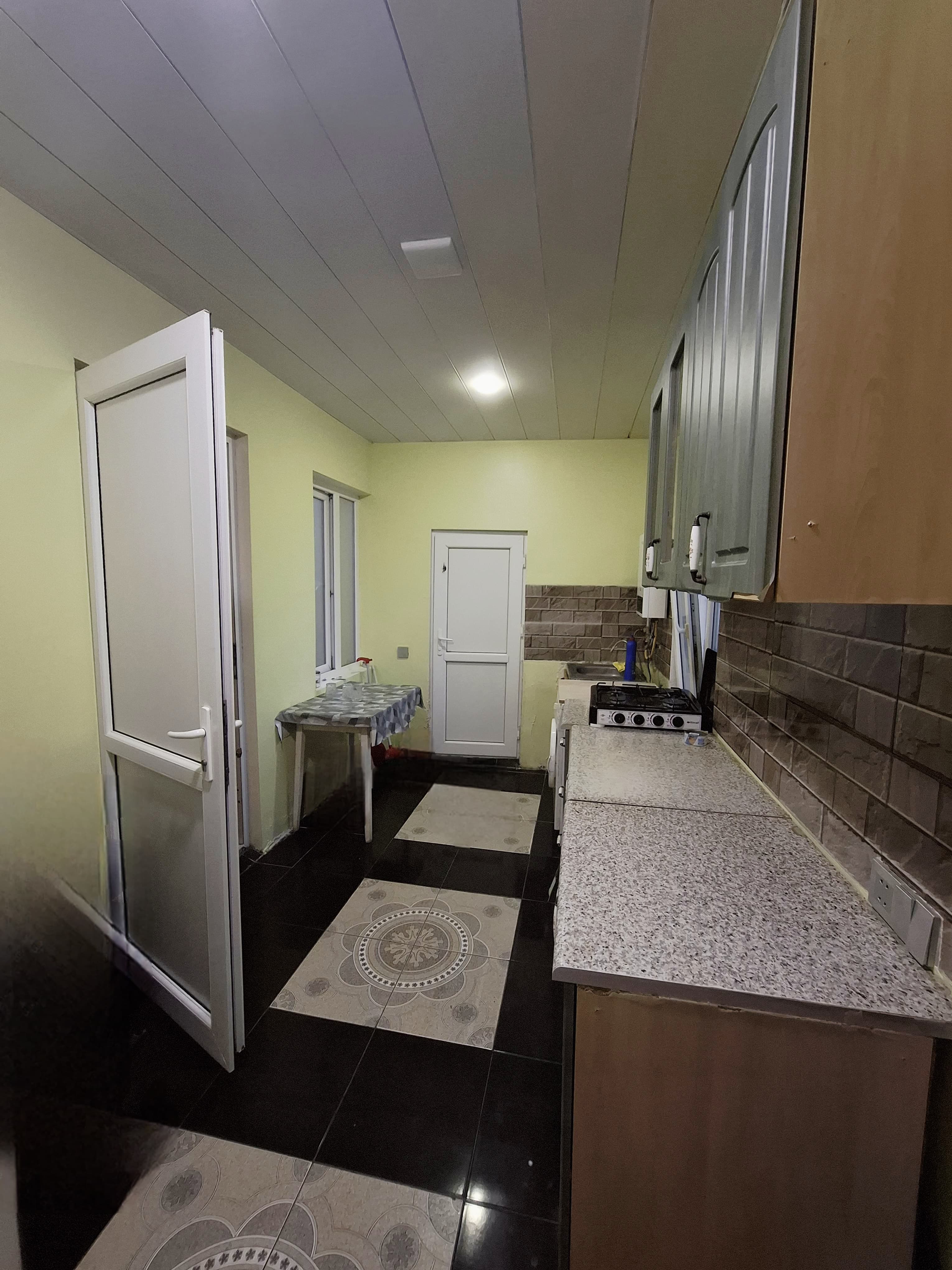 Yasamalda, ASAN Xidmətin yanında 4 otaqlı, tam şəraitli ev tələbələr üçün kirayə verilir. ✅ Qaz, su, işıq daimidir ✅ İsitmə sistemi – kombi ✅ Tam əşyalıdır ✅ Kommunal qiymətə daxildir 📍 İnşaatçılar və Elmlər metrosuna yaxın yerləşir