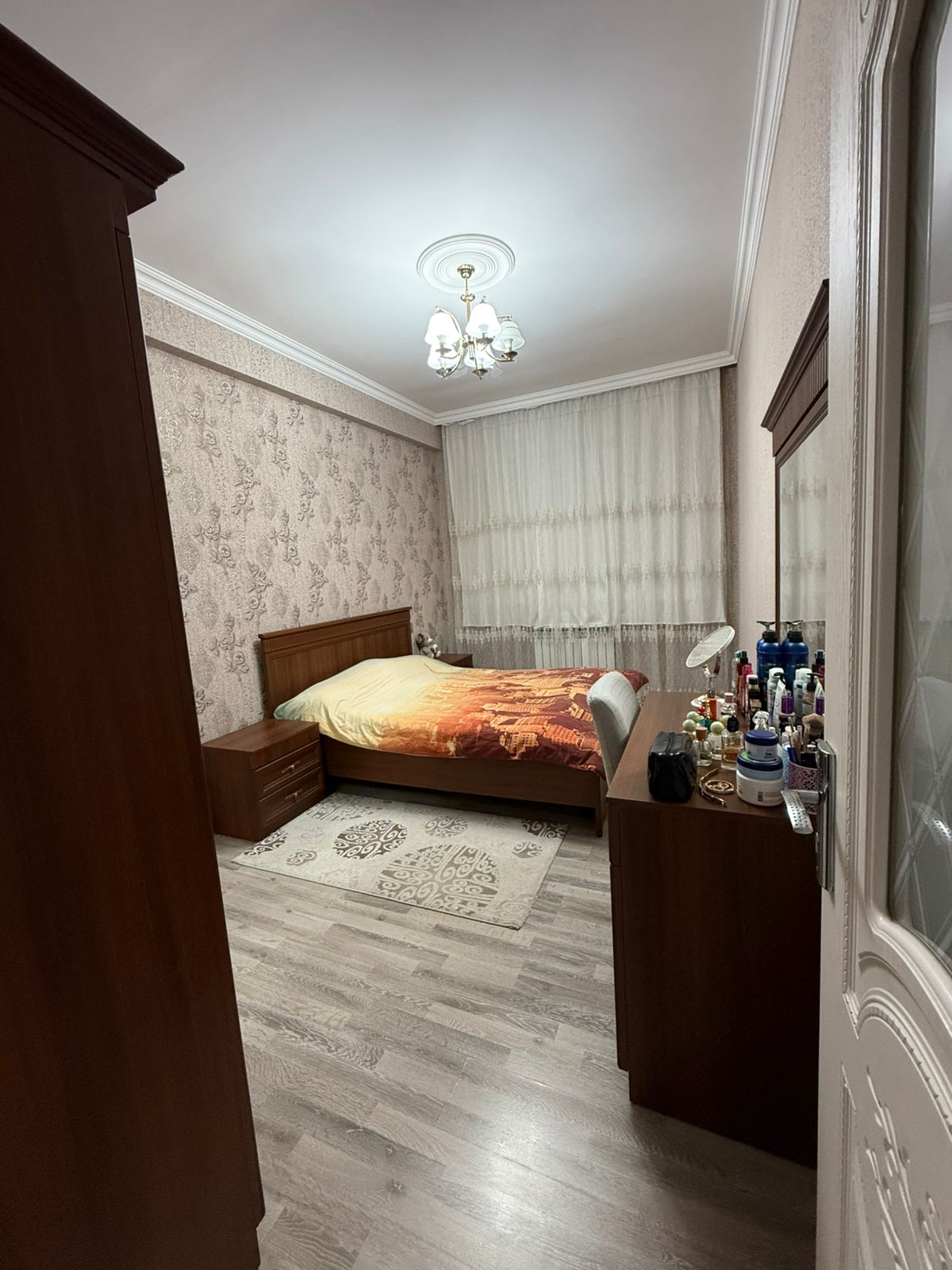 Təcili bugunə bir nəfər işləyən xanım otaq yoldaşı axtarılır