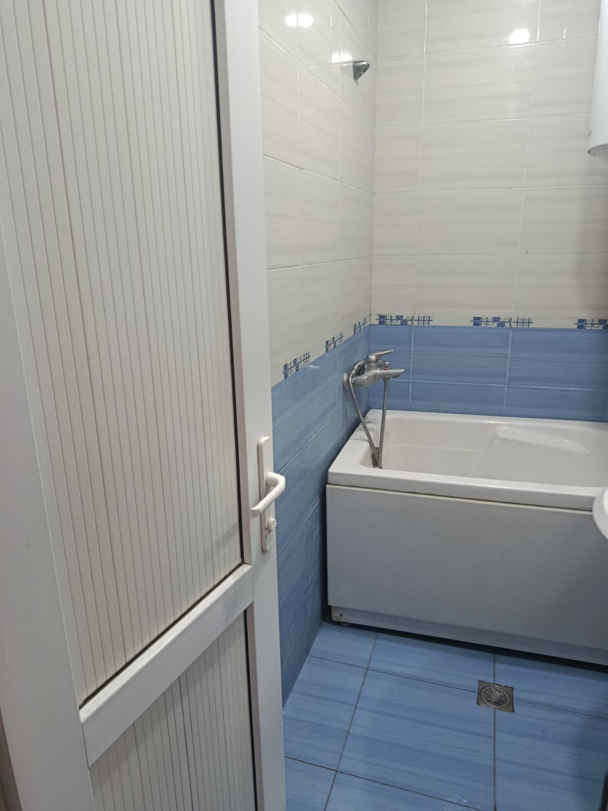 Təcili bügünə bir nəfər işləyən xanım otaq yoldaşı axtarılır