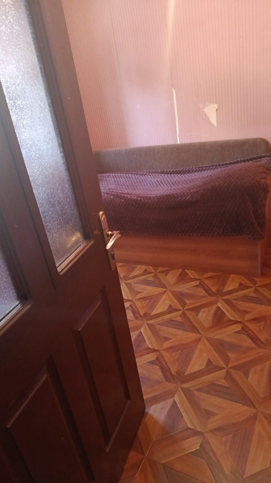 Təcili bügünə bir nəfər işləyən xanım otaq yoldaşı axtarılır