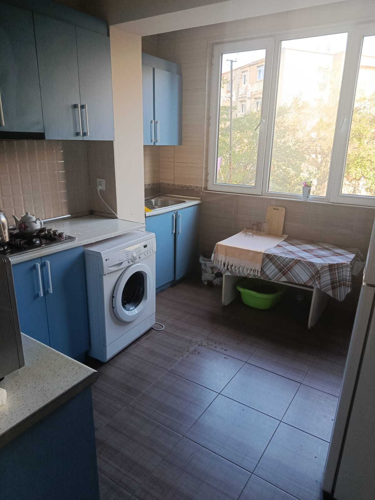 Təcili bügünə bir nəfər işləyən xanım otaq yoldaşı axtarılır