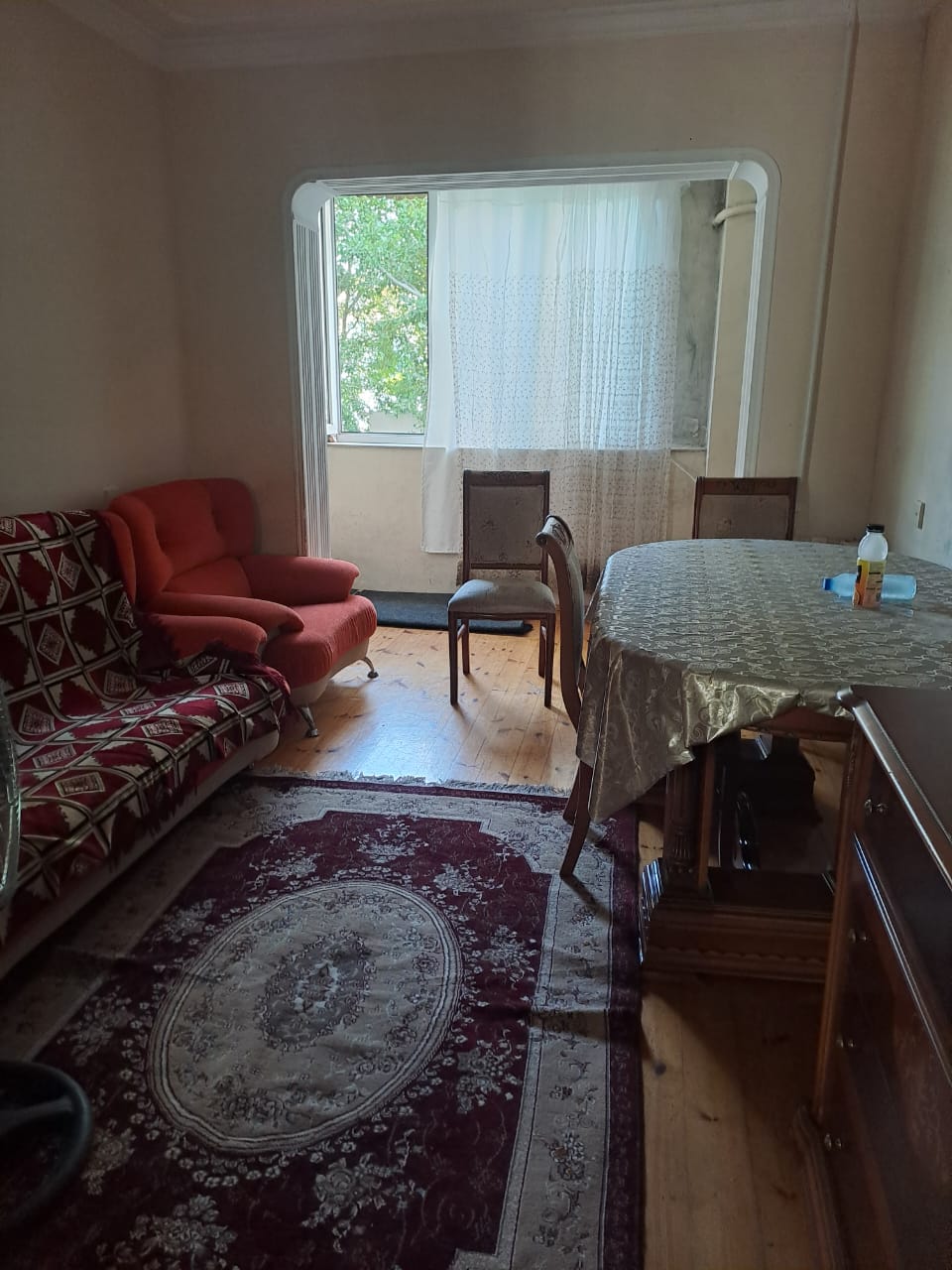 Təcili bügünə bir nəfər işləyən xanım otaq yoldaşı axtarılır