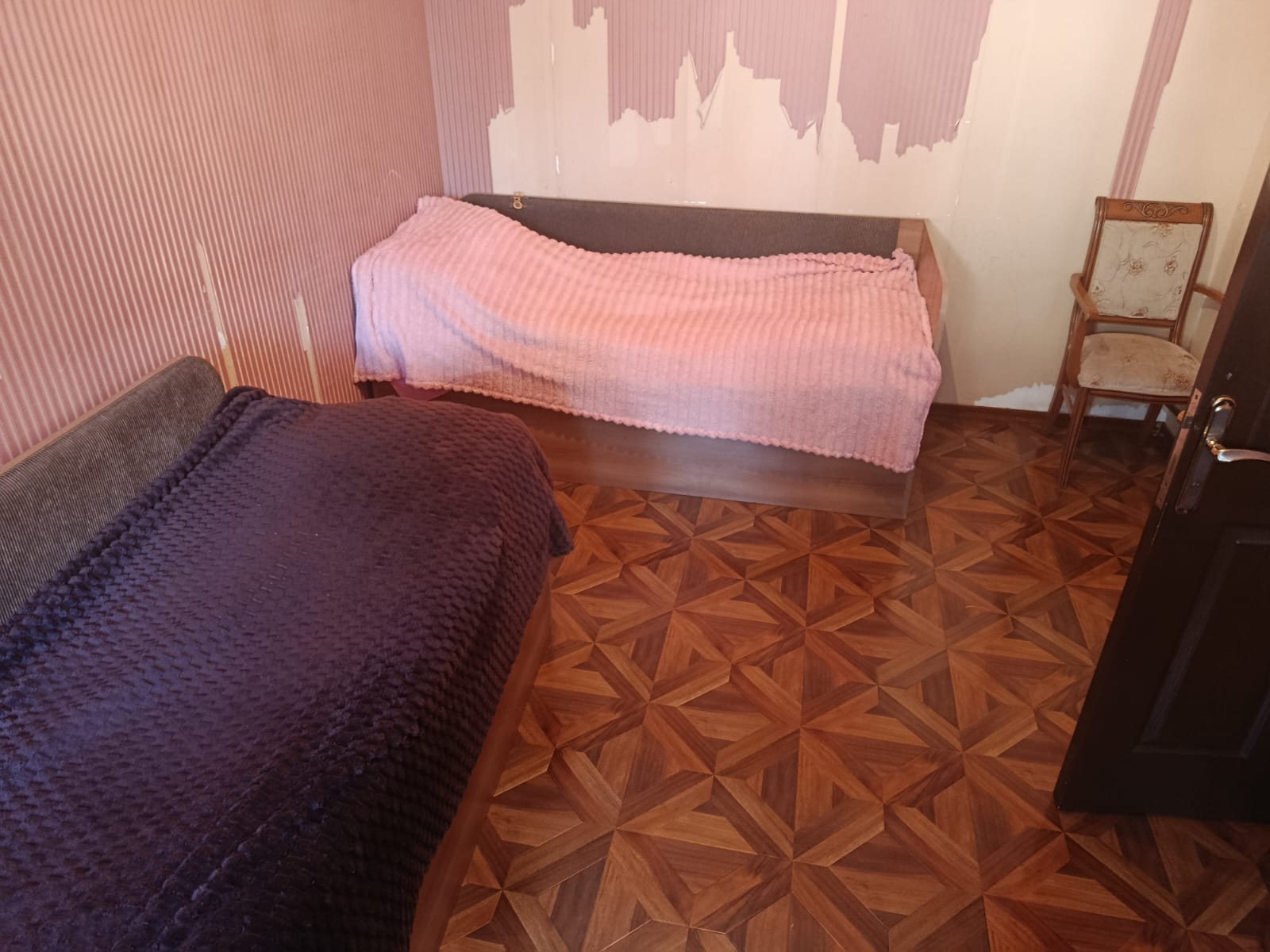 Təcili bügünə bir nəfər işləyən xanım otaq yoldaşı axtarılır