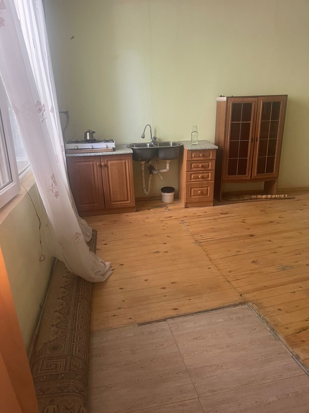 20 Yanvar metrosundan piyada 10 deqiqelik mesafe. Telebeler uchun daha elverishlidi.