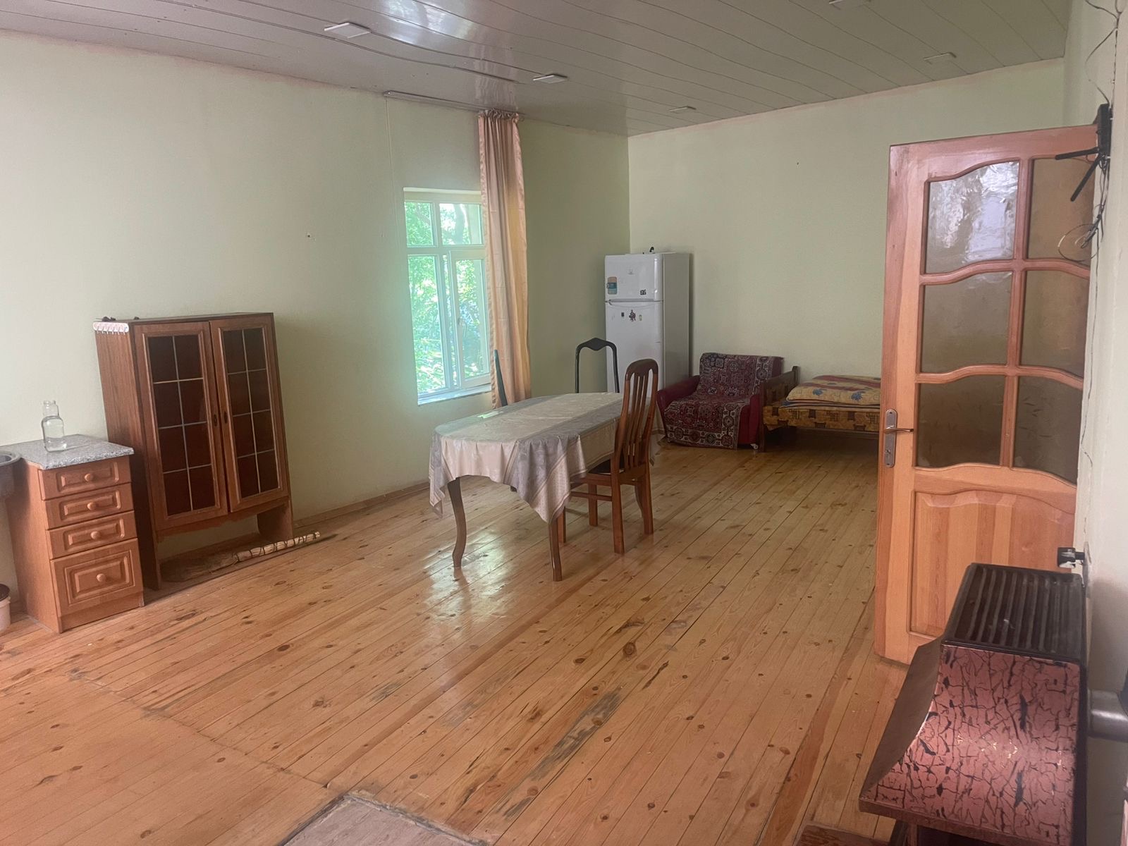 20 Yanvar metrosundan piyada 10 deqiqelik mesafe. Telebeler uchun daha elverishlidi.