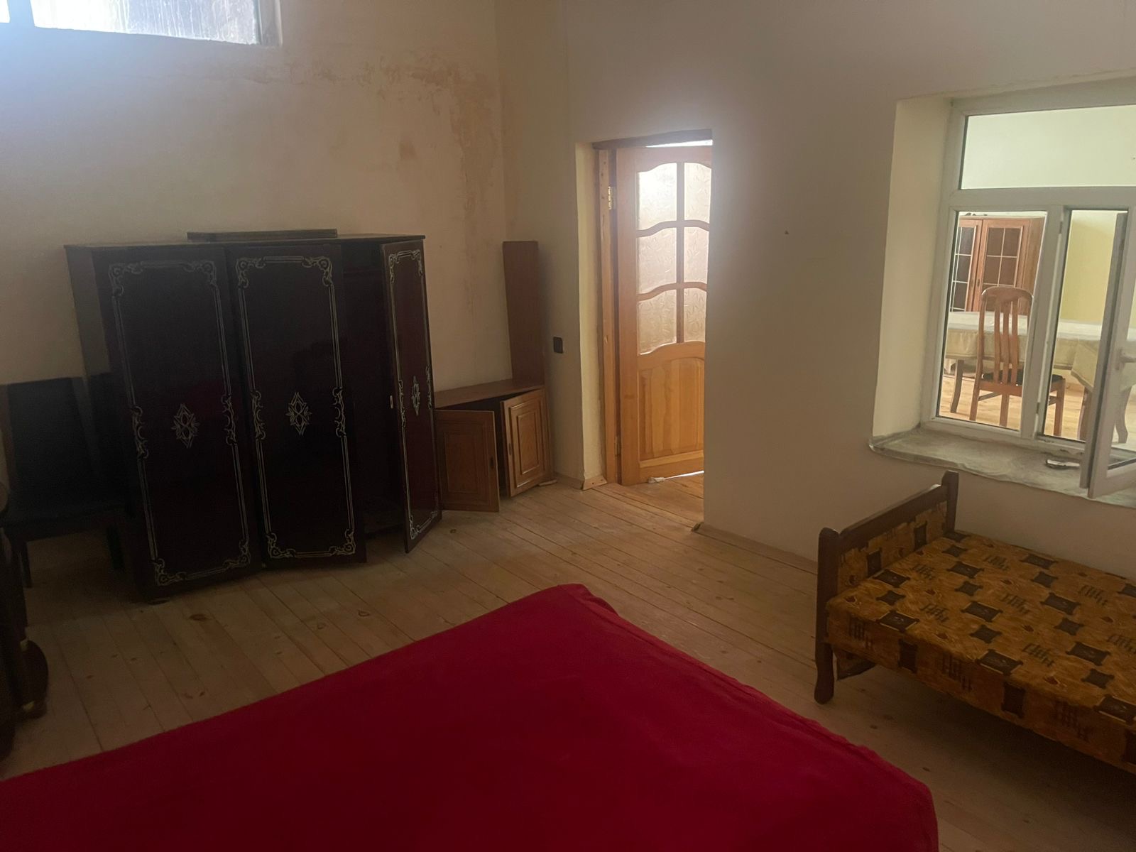 20 Yanvar metrosundan piyada 10 deqiqelik mesafe. Telebeler uchun daha elverishlidi.