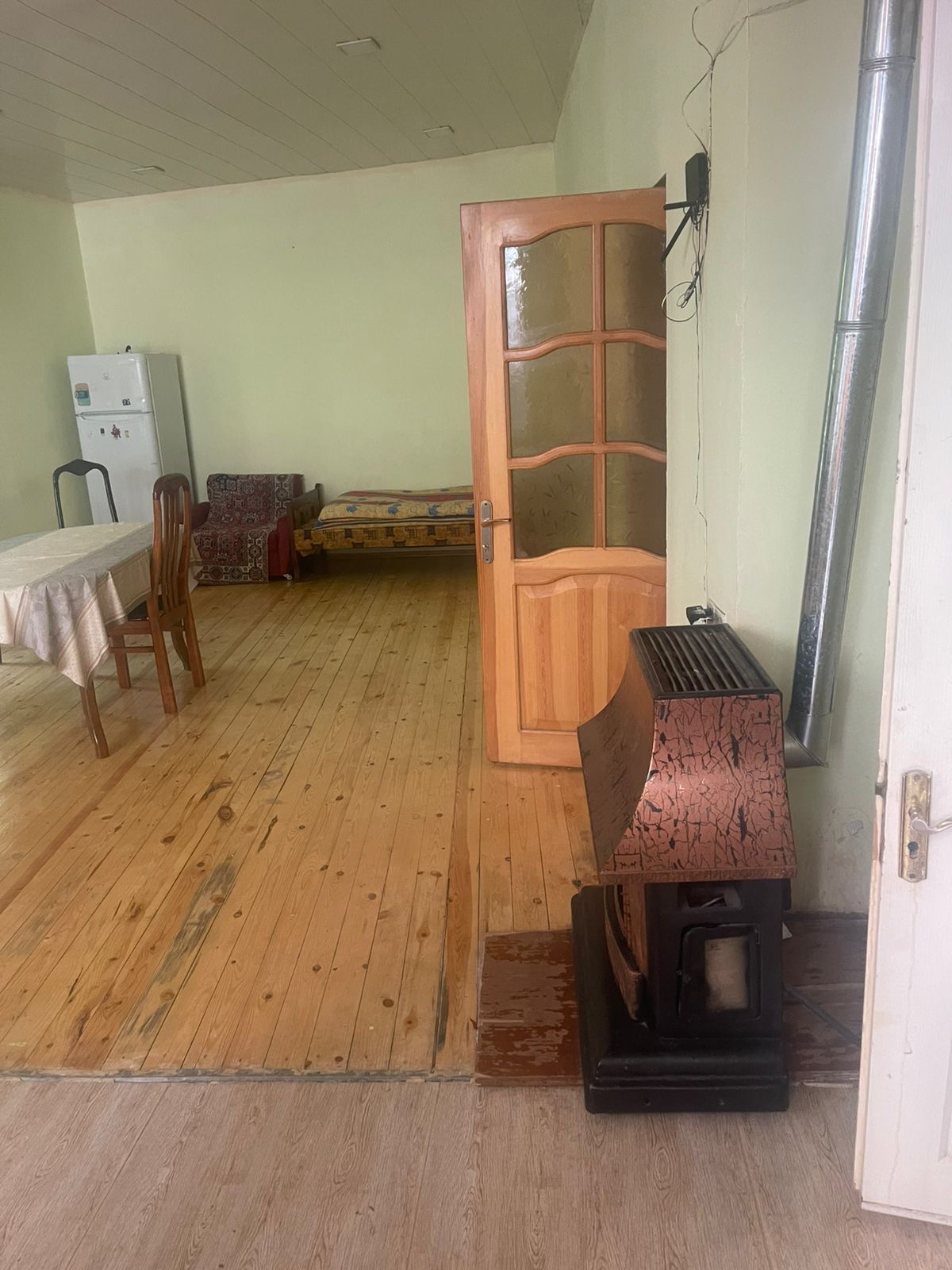 20 Yanvar metrosundan piyada 10 deqiqelik mesafe. Telebeler uchun daha elverishlidi.