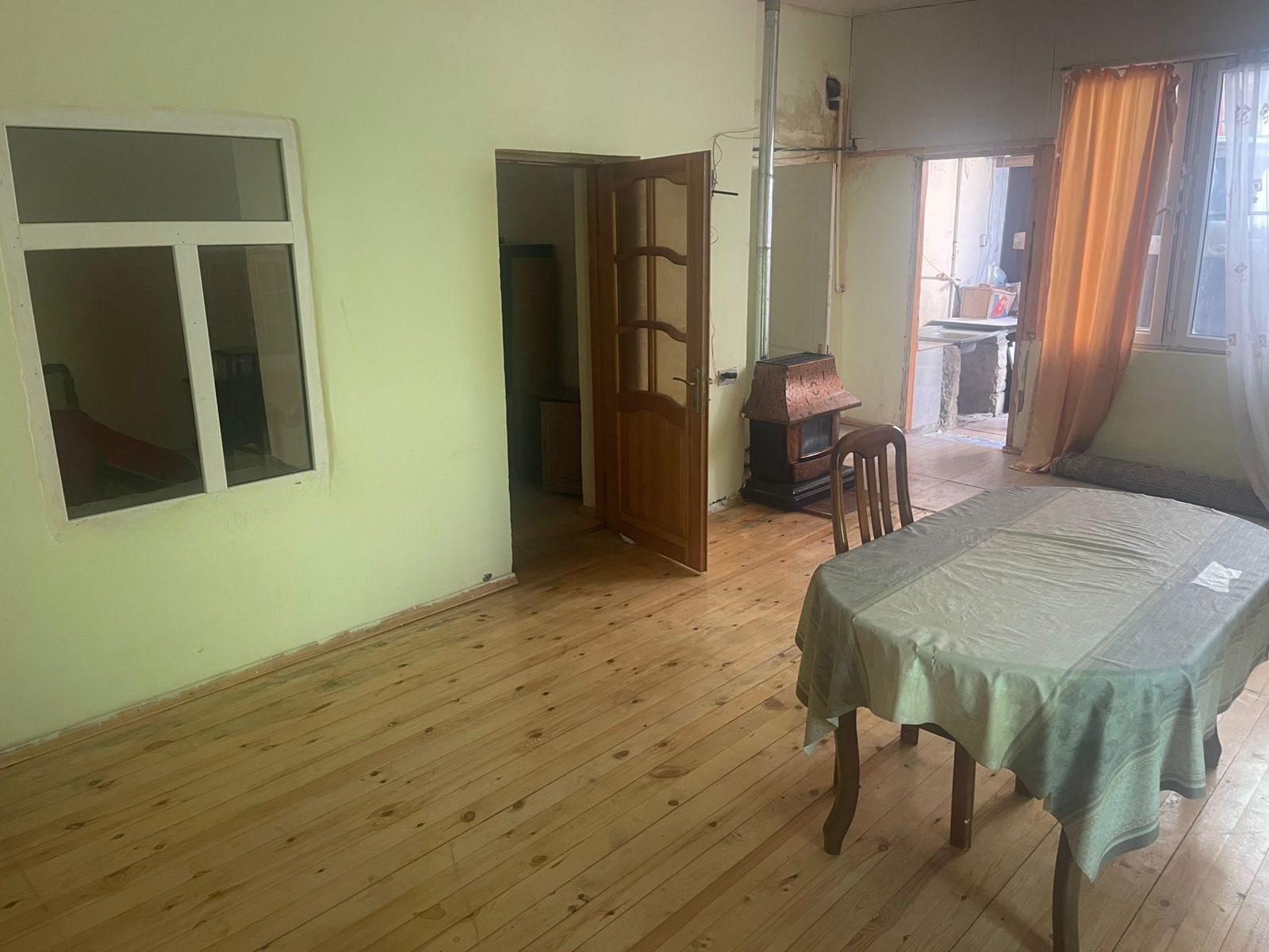 20 Yanvar metrosundan piyada 10 deqiqelik mesafe. Telebeler uchun daha elverishlidi.