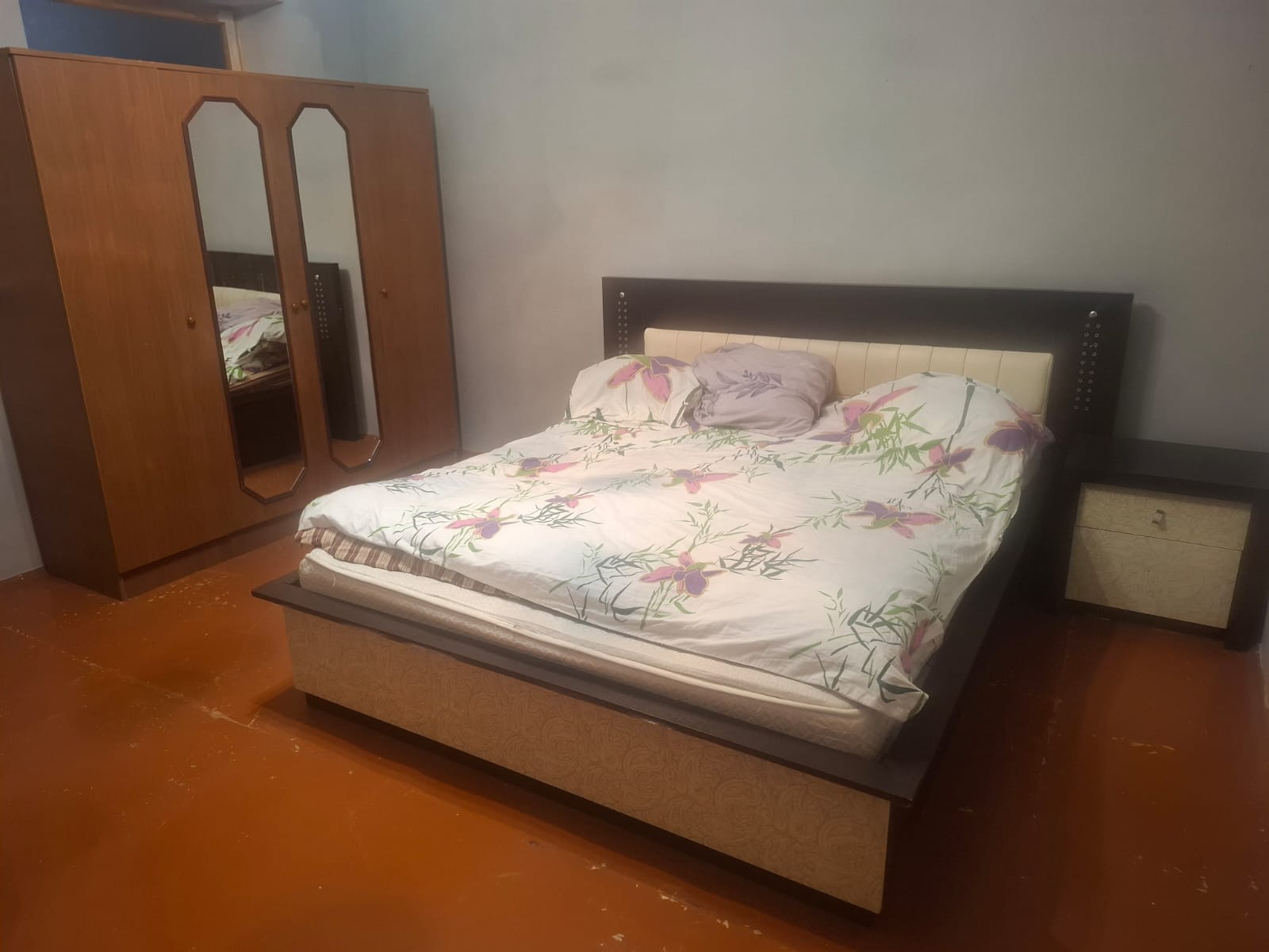 Təcili bugunə iki nəfər işləyən xanım yada tələbə qız otaq yoldaşı axtarılır