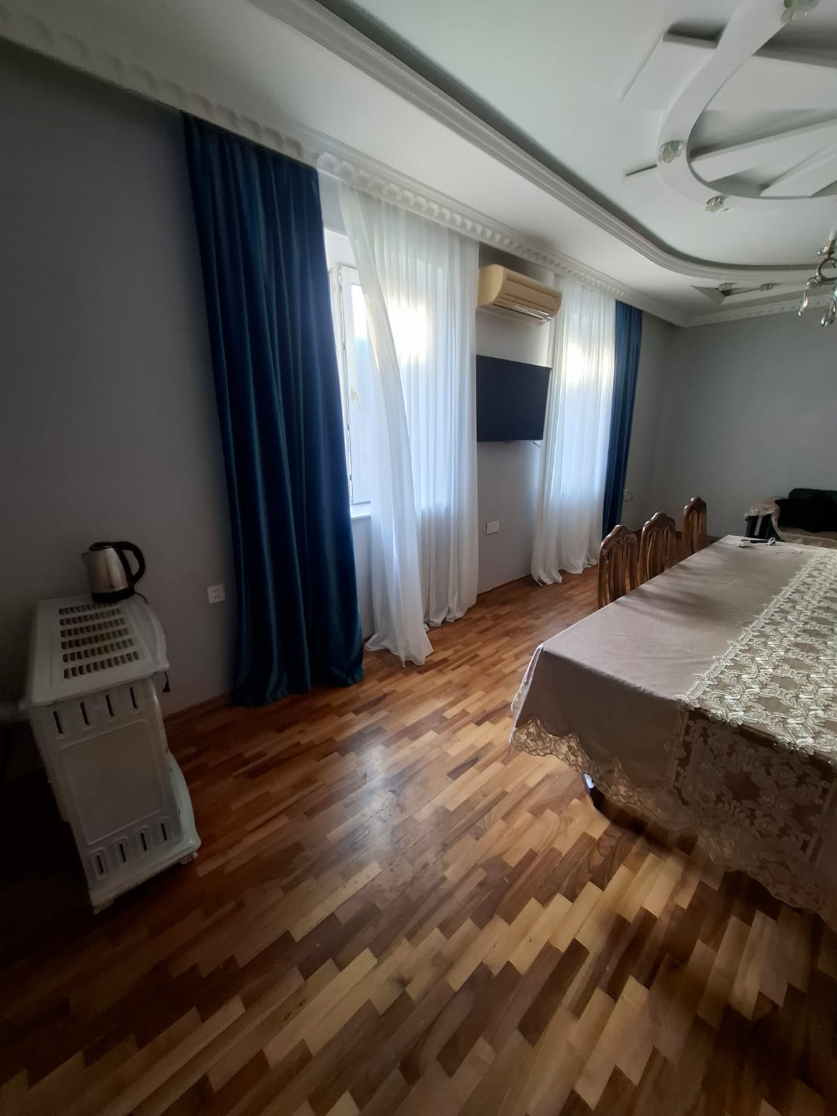 Təcili bugunə iki nəfər işləyən xanım yada tələbə qız otaq yoldaşı axtarılır