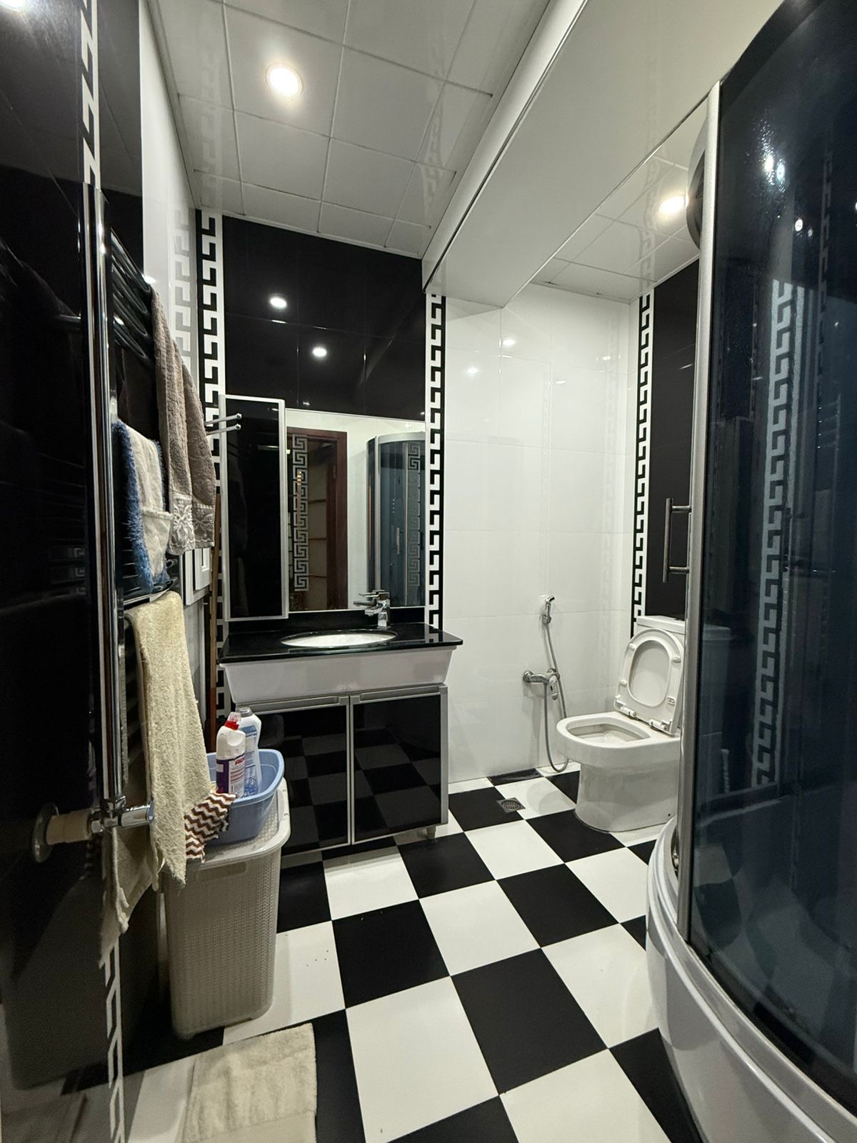 Otaq yoldaşı axtarılır