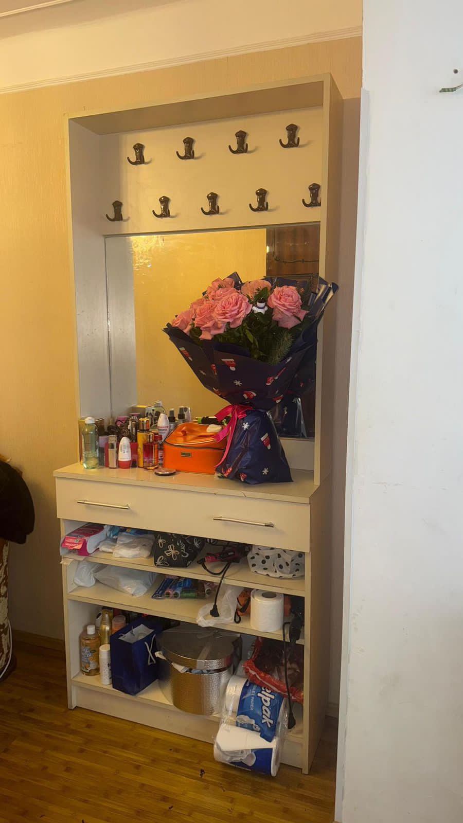 Təcili bugunə bir nəfər işləyən xanım otaq yoldaşı axtarılır