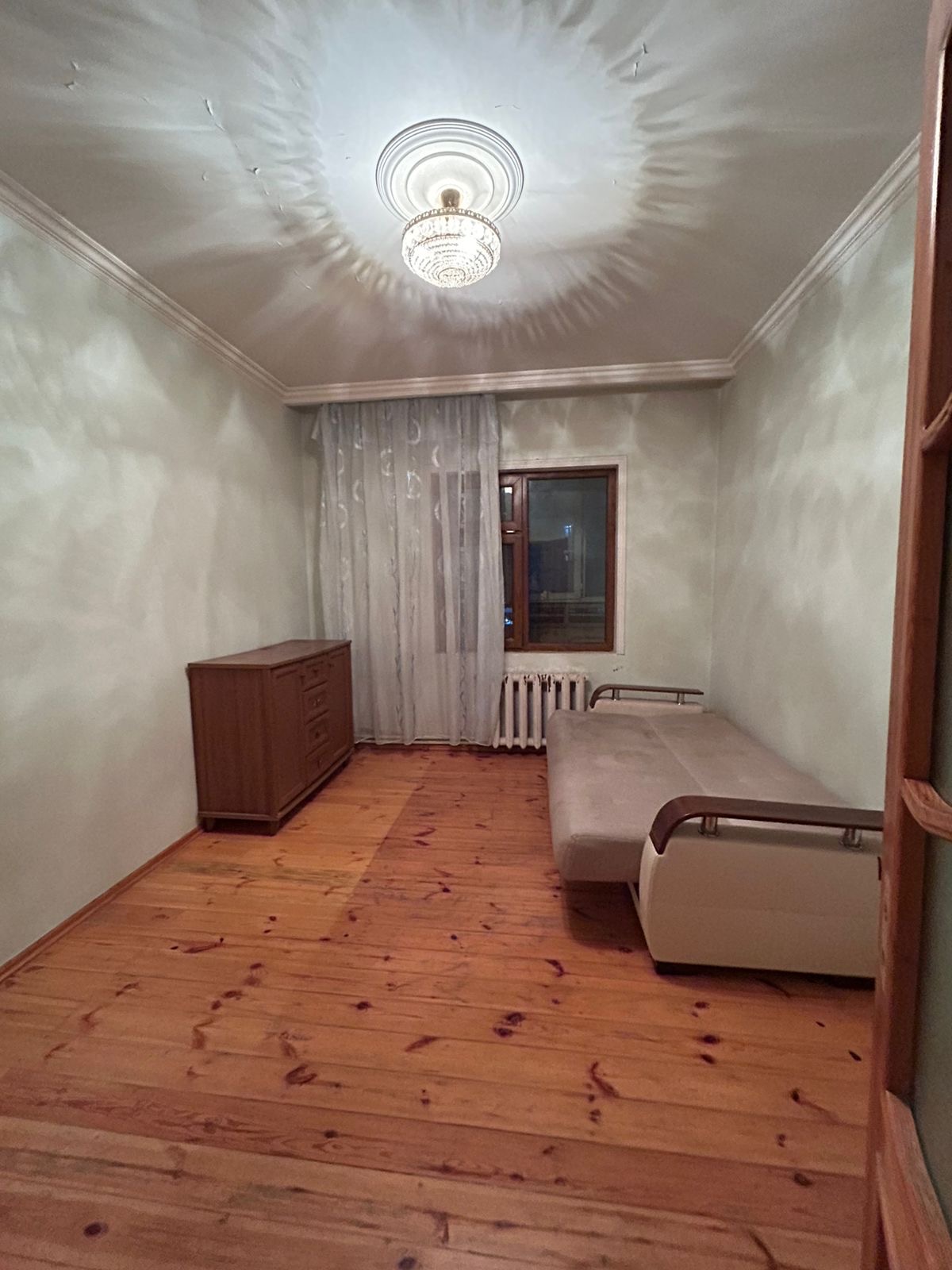 Genclik metrosuna yaxin kooperasiya uniye yaxin ayna sultanova erazisinde eve xanim otaq yoldasi axtarilir