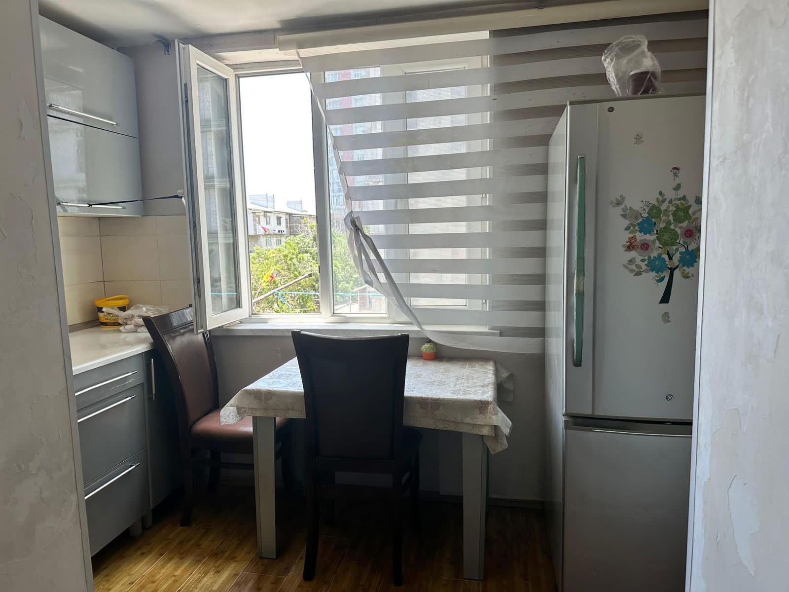 Təcili bugunə bir nəfər işləyən xanım otaq yoldaşı axtarılır