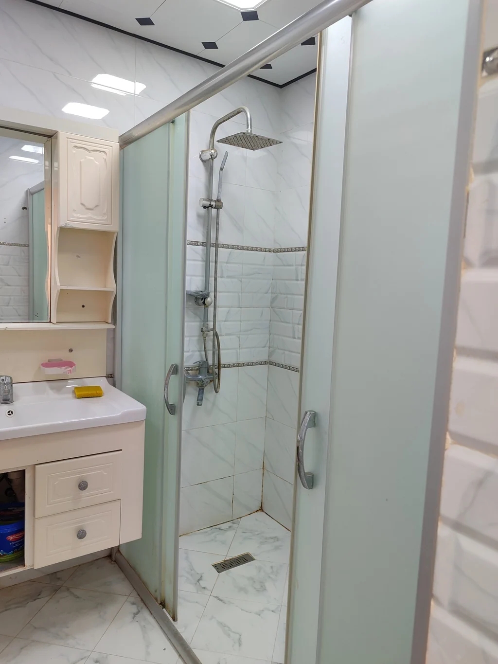 Otaq yoldaşı axtarılır