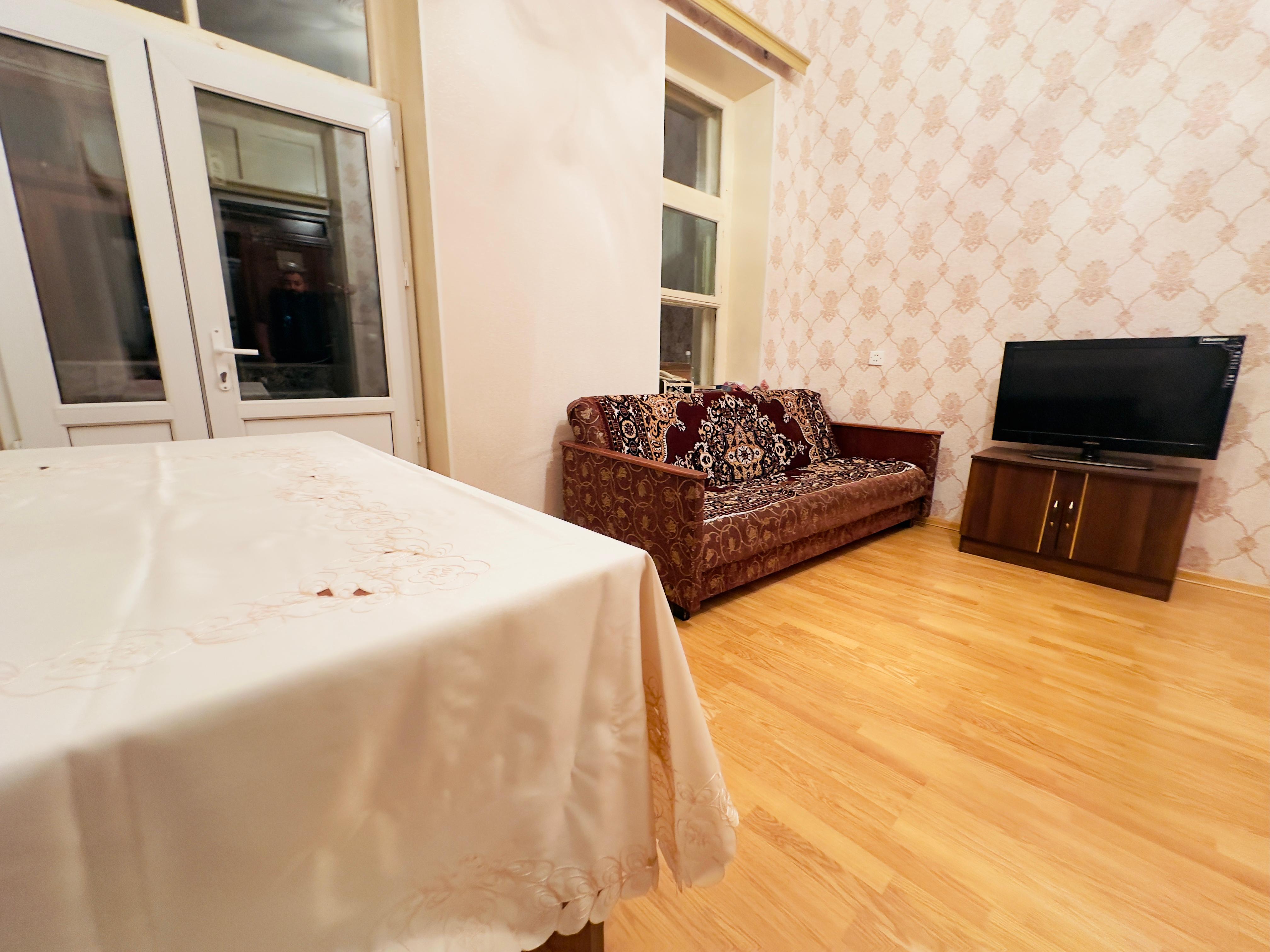 Oglan otaq yoldasi axtarilir