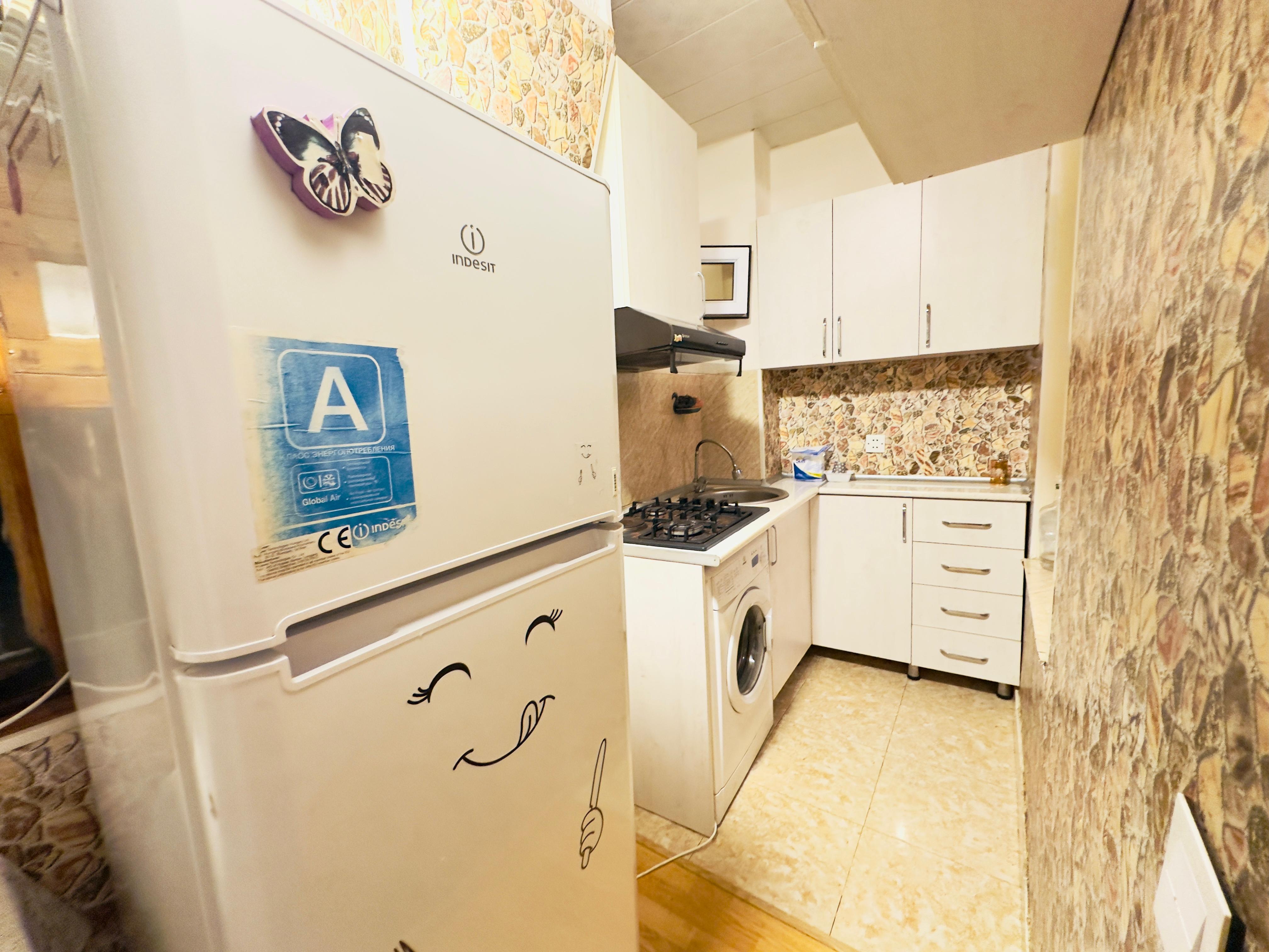 Oglan otaq yoldasi axtarilir